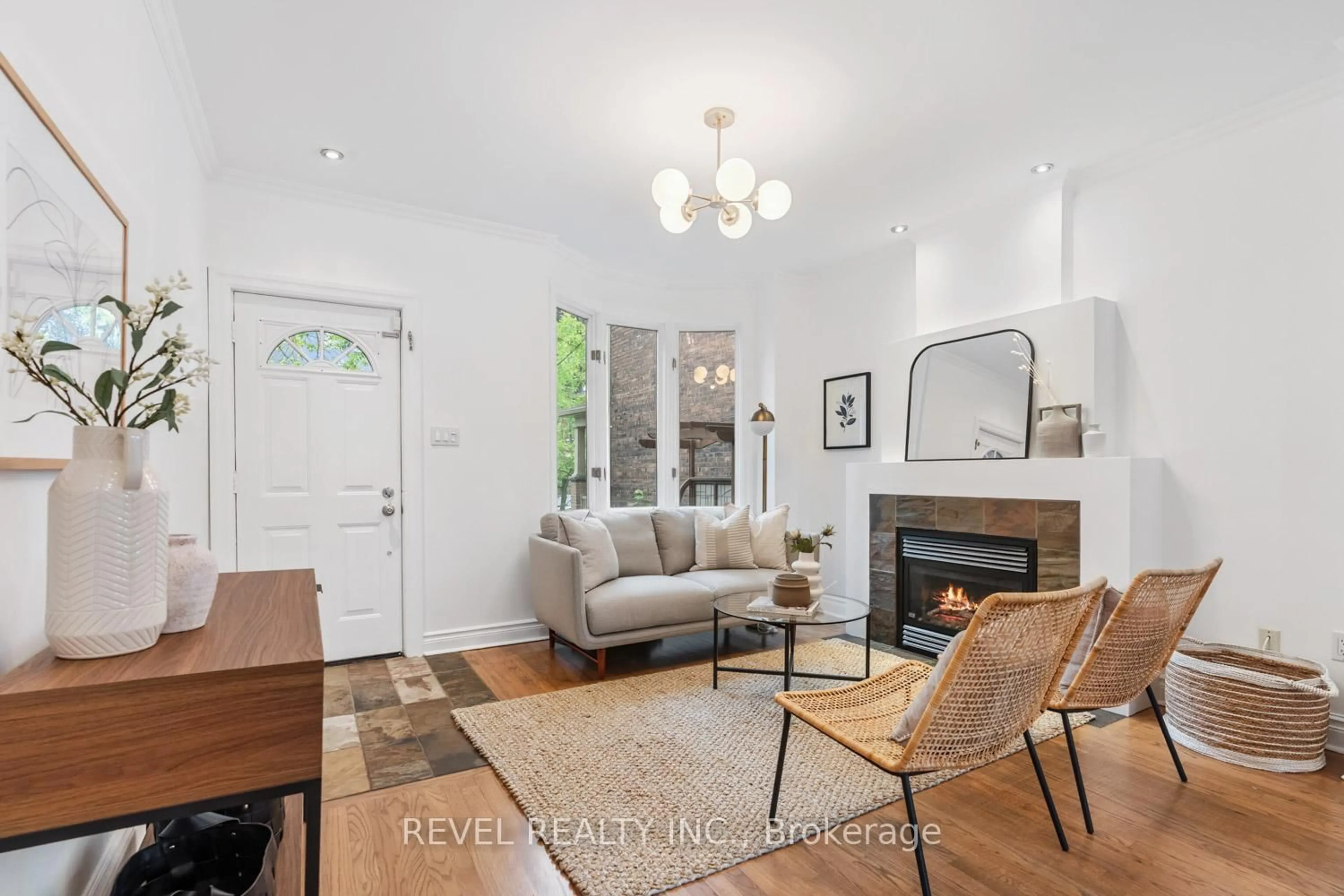 Living room with furniture, unknown for 58 Westminster Ave, Toronto Ontario M6R 1N4