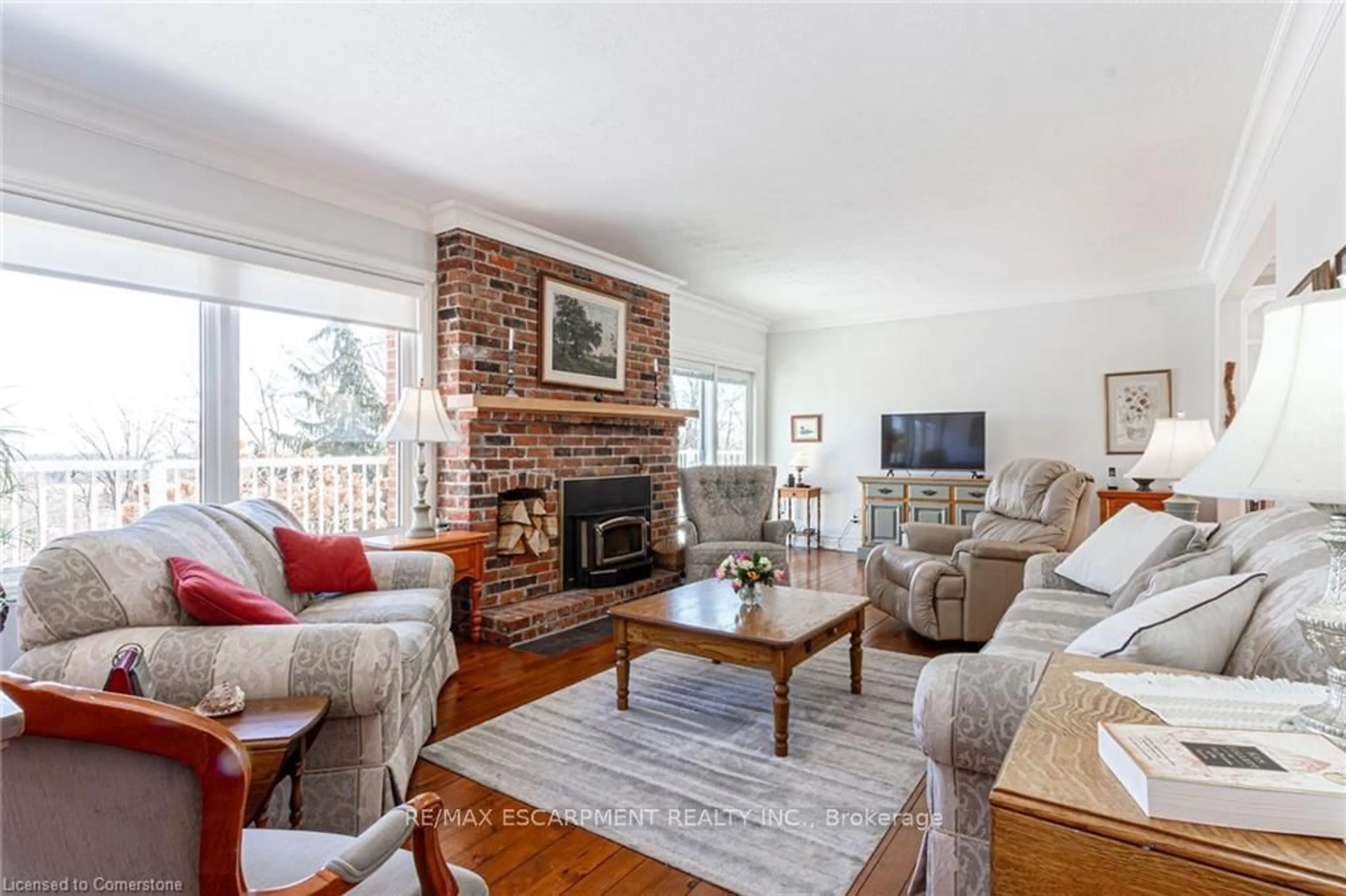 Living room with furniture, wood/laminate floor for 5086 Walkers Line, Burlington Ontario L7M 0R1