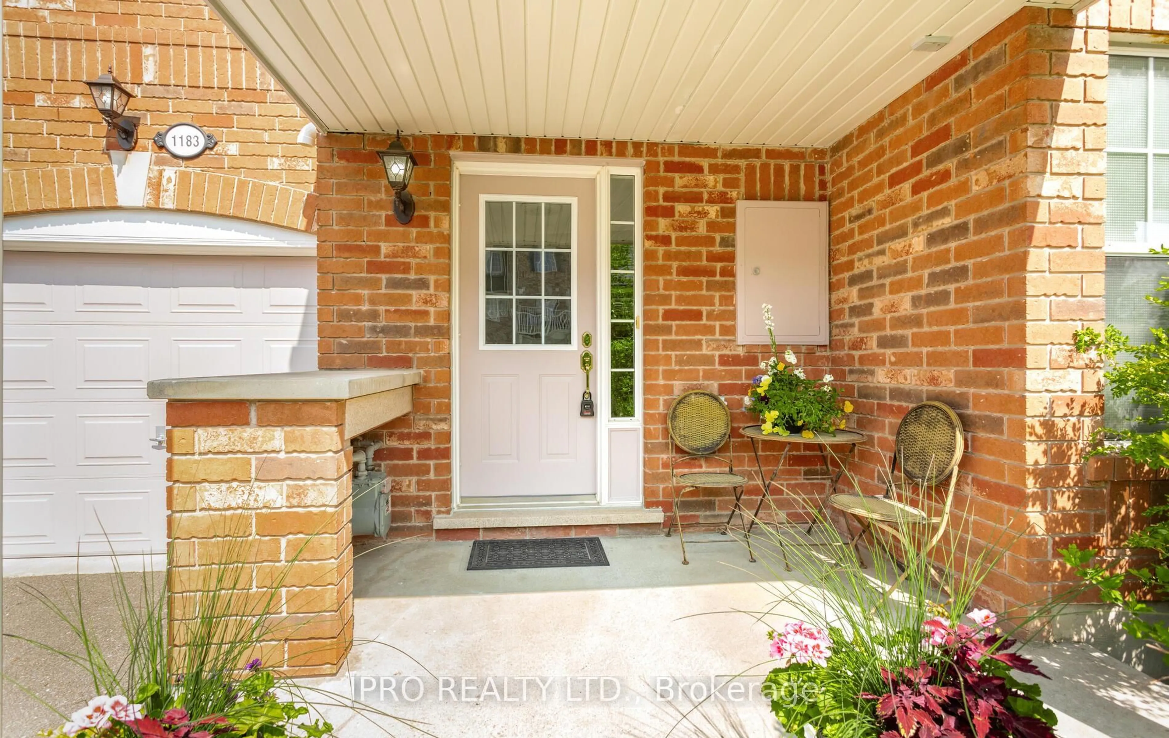 Indoor entryway for 1183 Barnard Dr, Milton Ontario L9T 6R5
