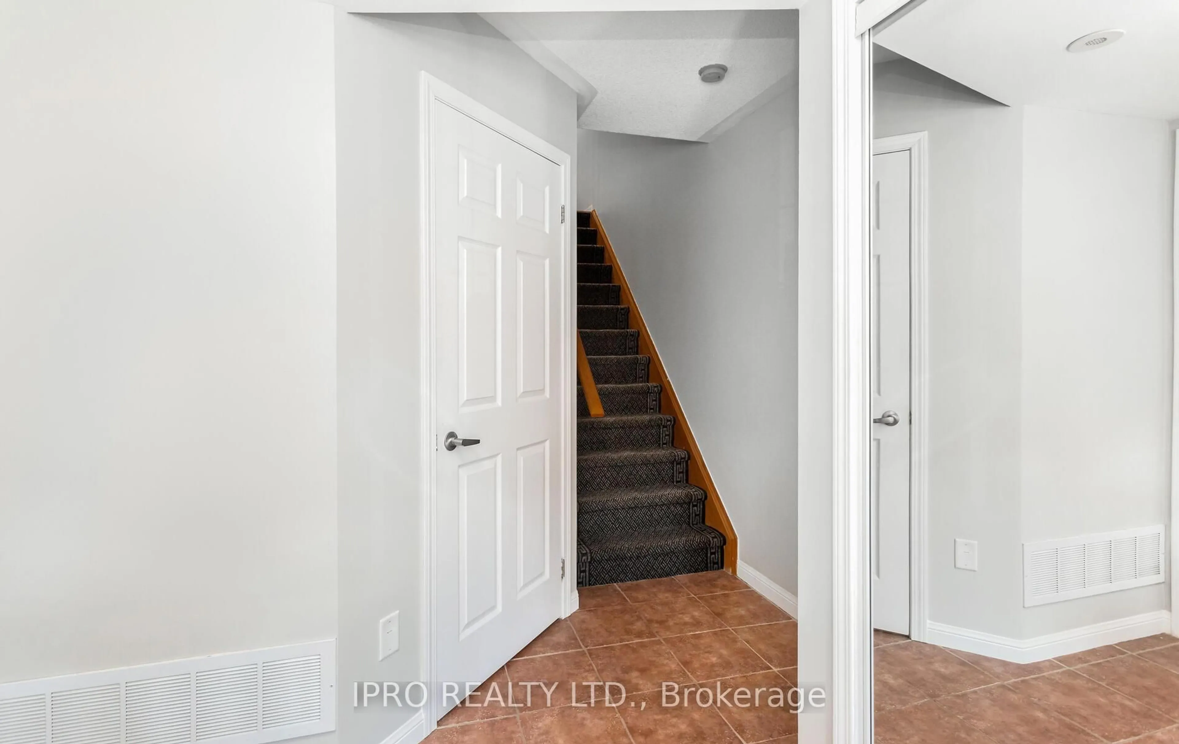 Indoor entryway for 1183 Barnard Dr, Milton Ontario L9T 6R5