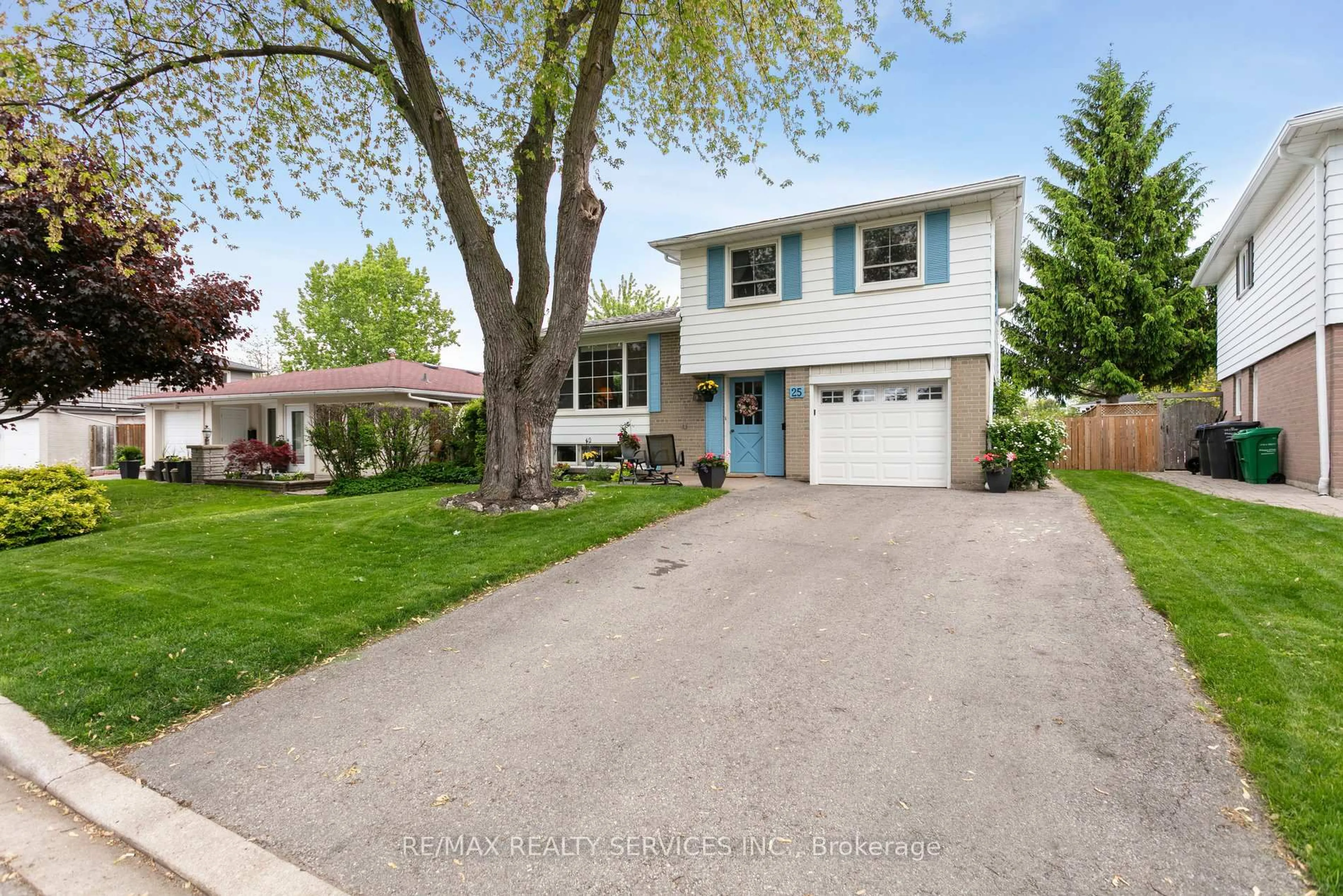 Home with vinyl exterior material, street for 25 Melville Cres, Brampton Ontario L6W 2S3