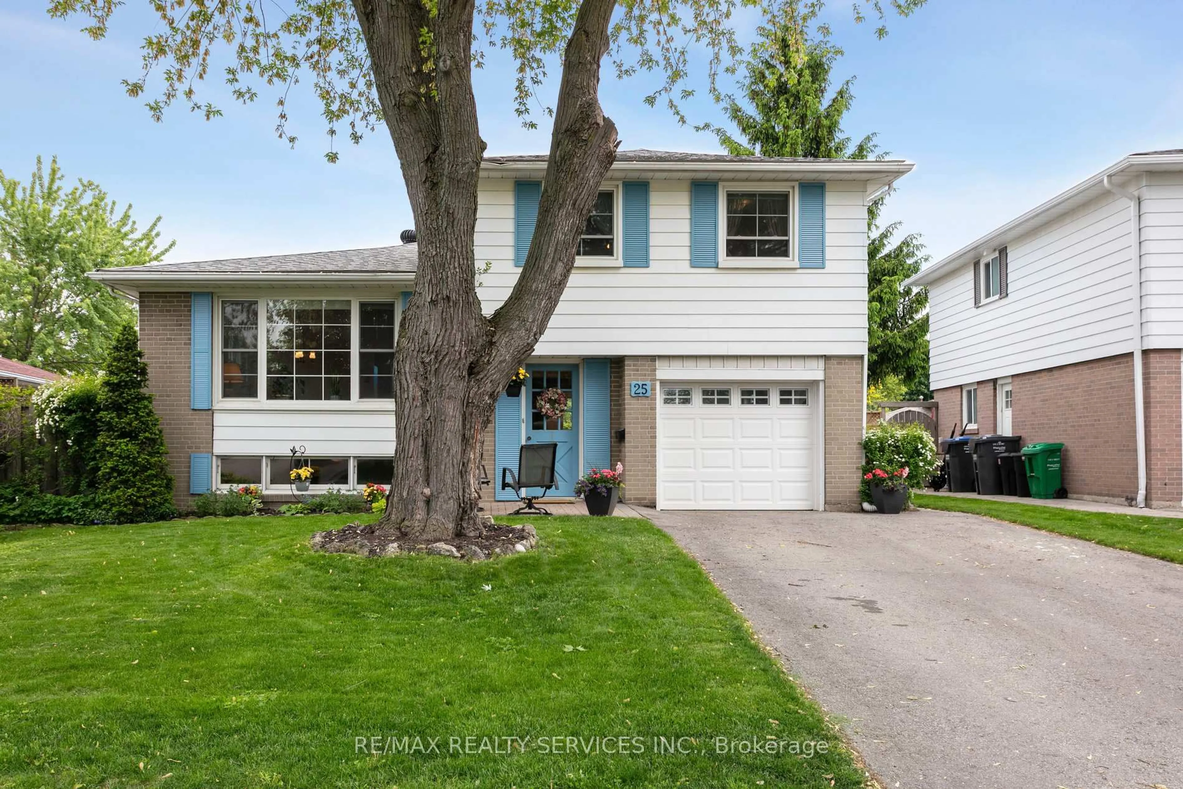Home with vinyl exterior material, street for 25 Melville Cres, Brampton Ontario L6W 2S3