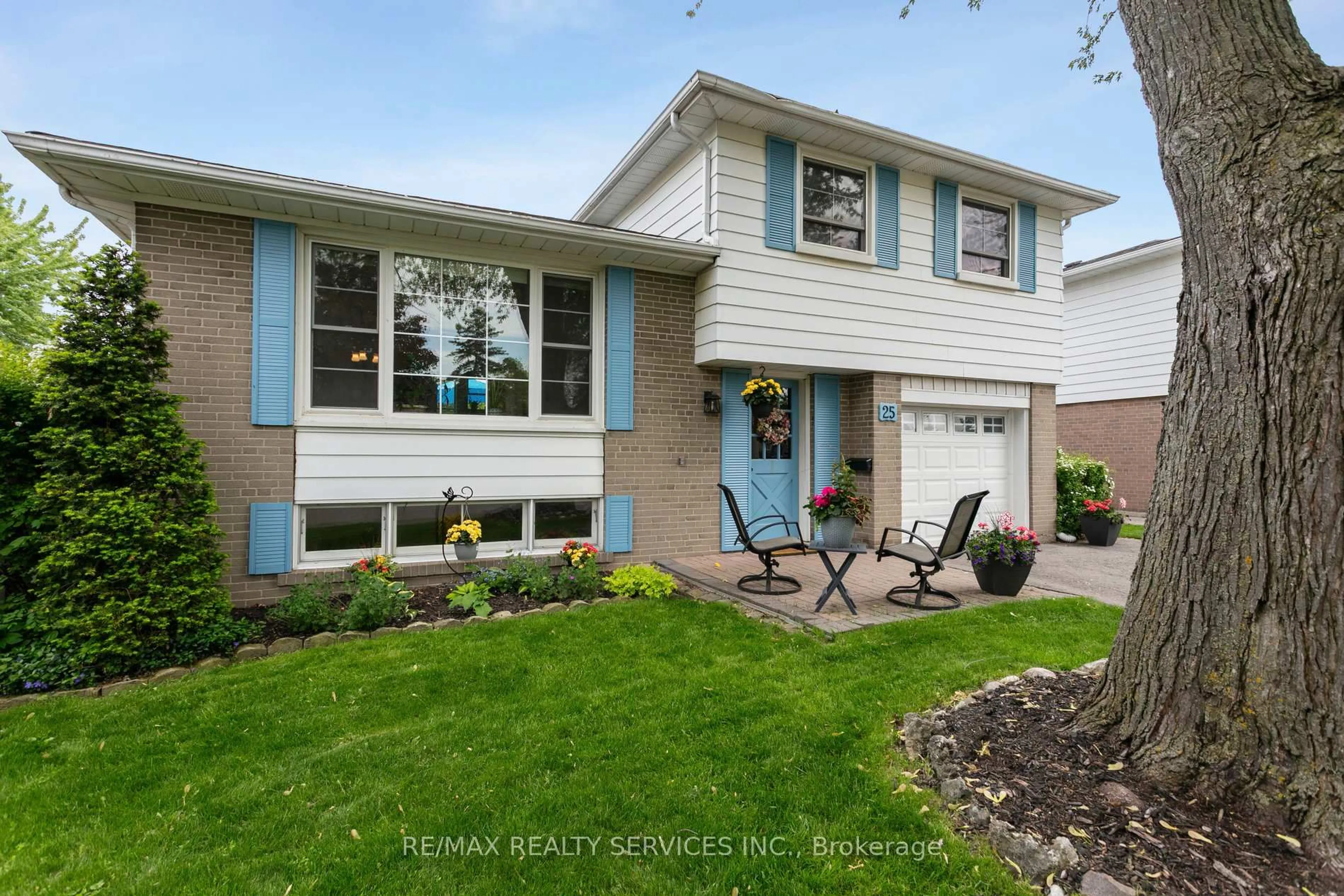 Home with vinyl exterior material, street for 25 Melville Cres, Brampton Ontario L6W 2S3