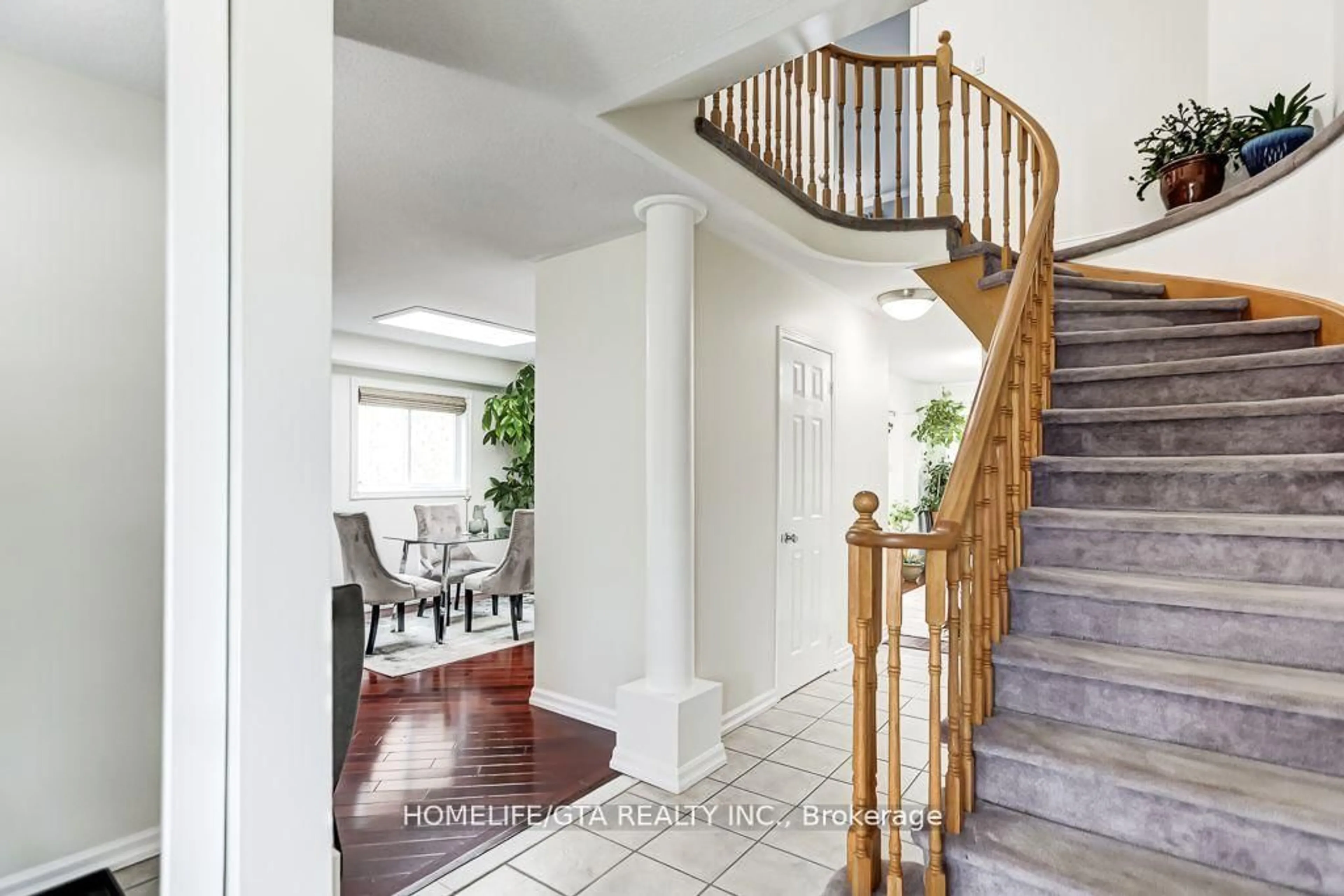 Indoor entryway for 125 Springview Dr, Brampton Ontario L6X 4K3