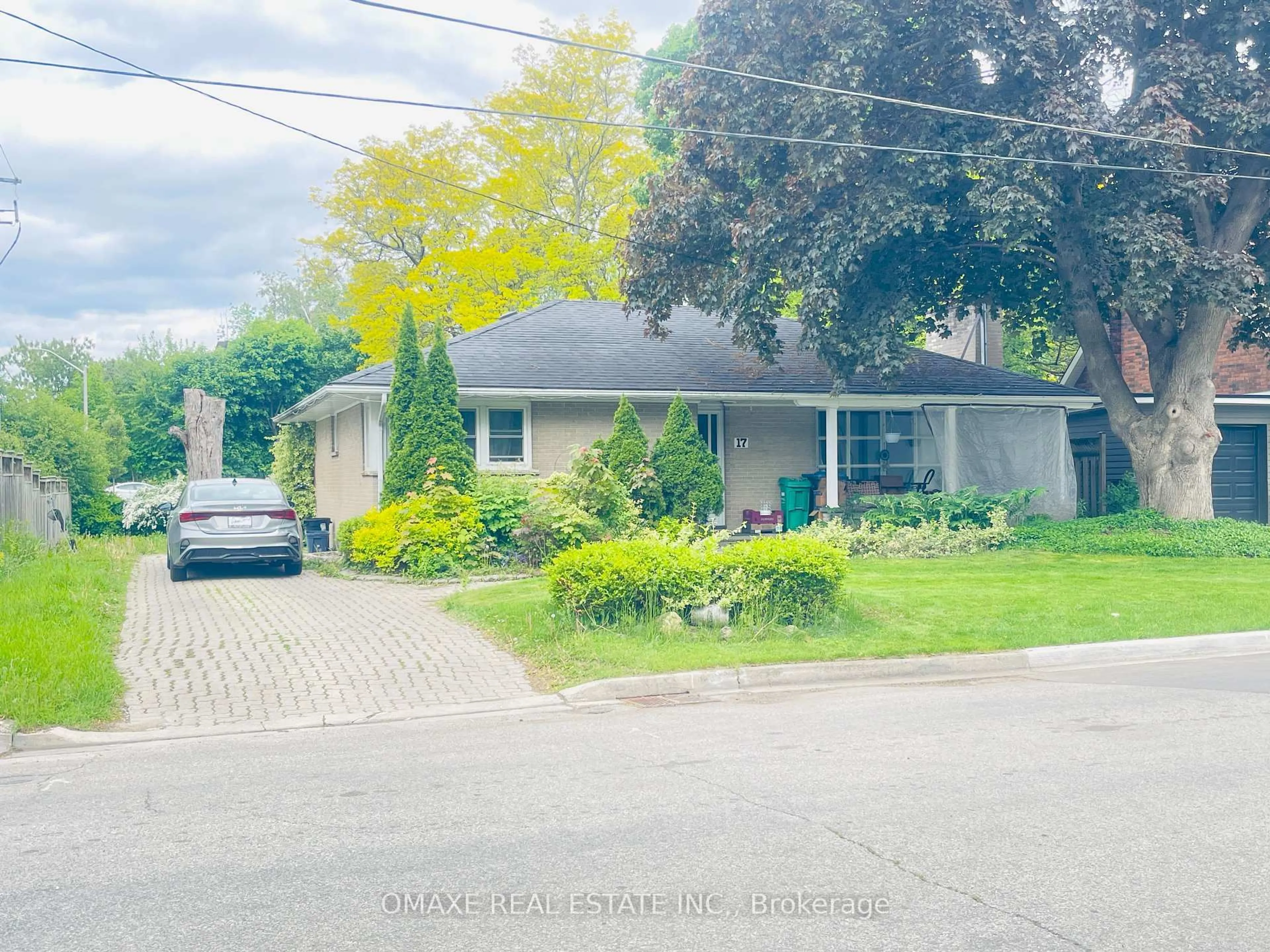 A pic from outside/outdoor area/front of a property/back of a property/a pic from drone, street for 17 Armstrong St, Brampton Ontario L6W 1W7