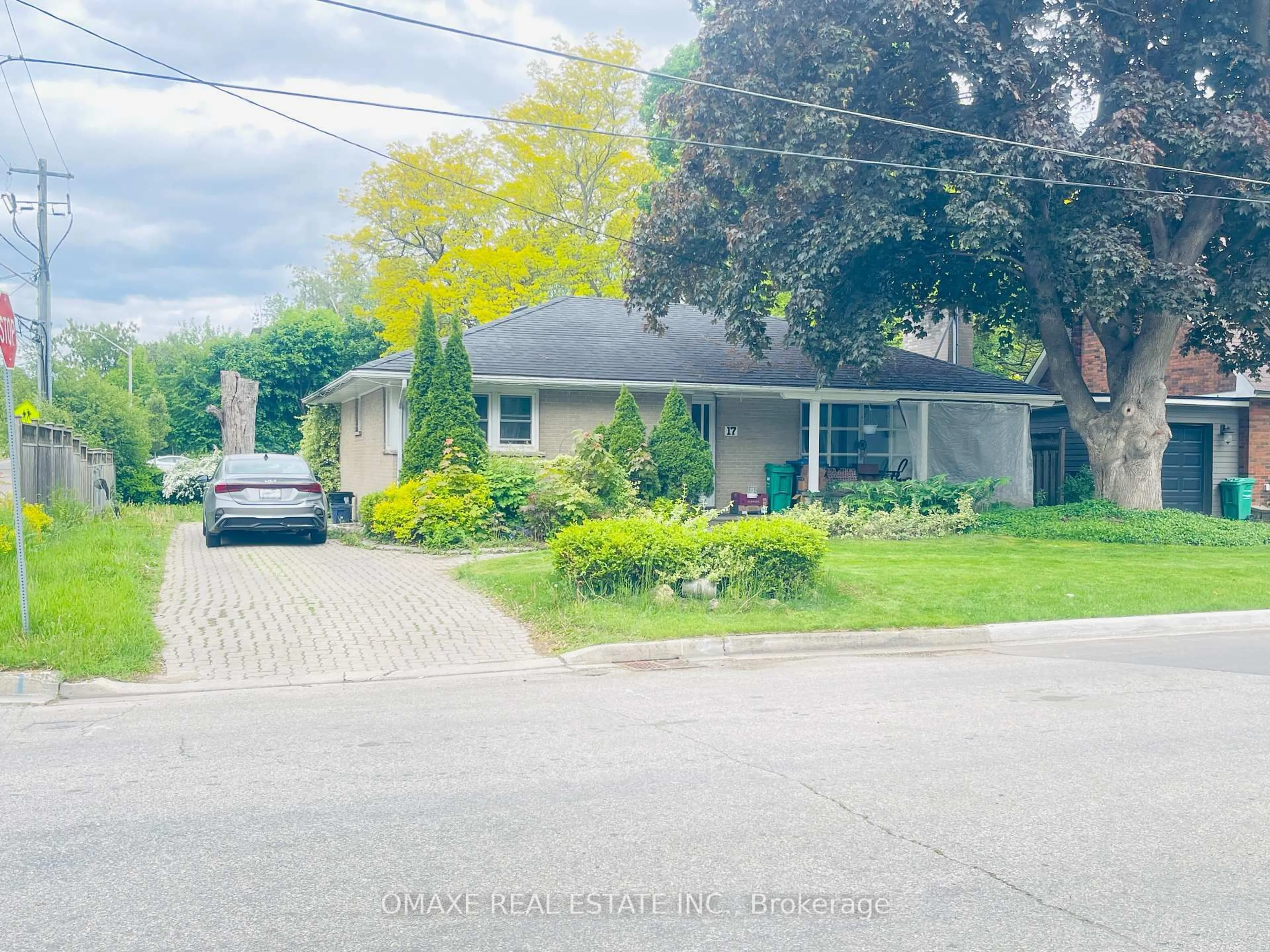 A pic from outside/outdoor area/front of a property/back of a property/a pic from drone, street for 17 Armstrong St, Brampton Ontario L6W 1W7