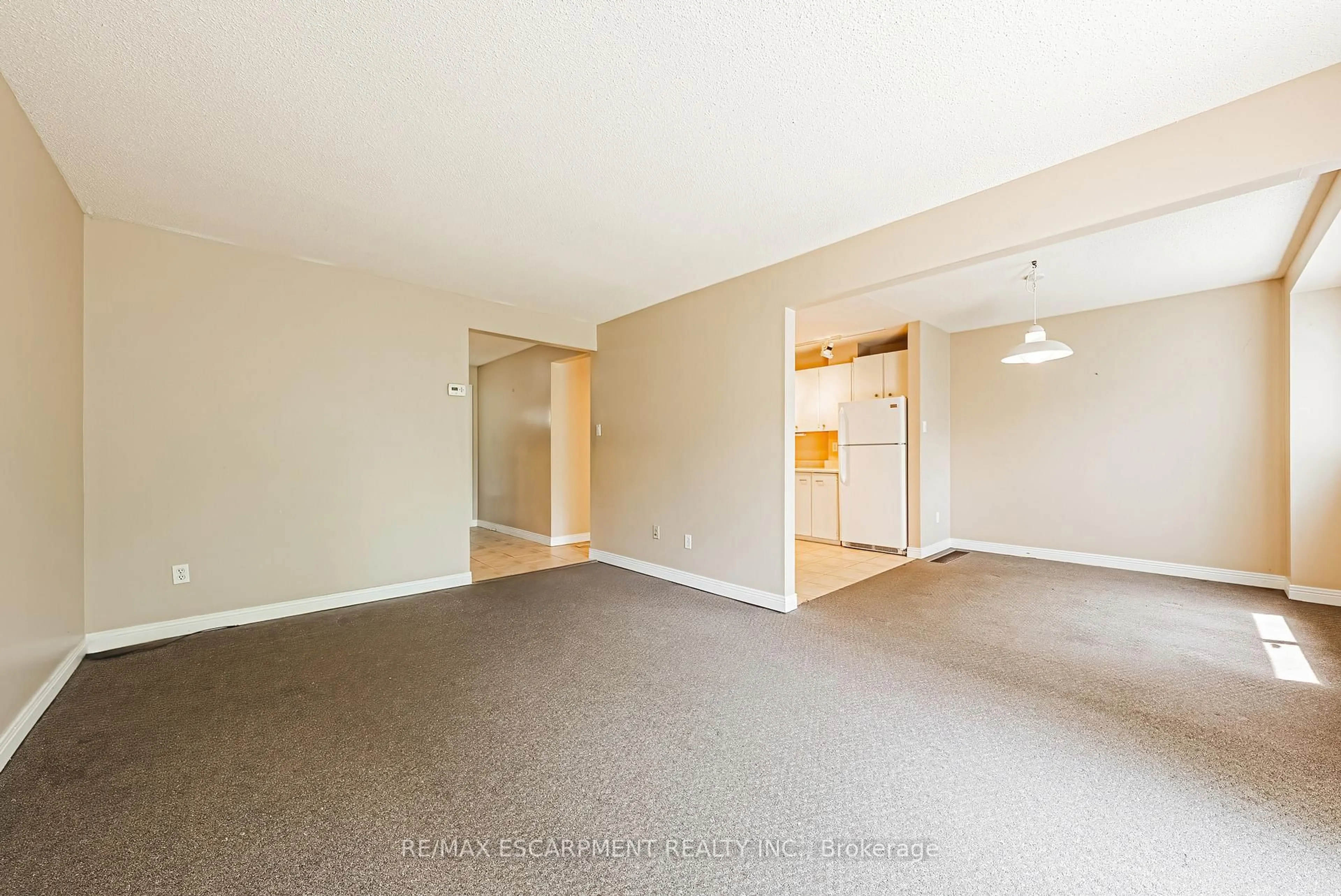 A pic of a room for 451 Woodview Rd #2, Burlington Ontario L7N 2Z9