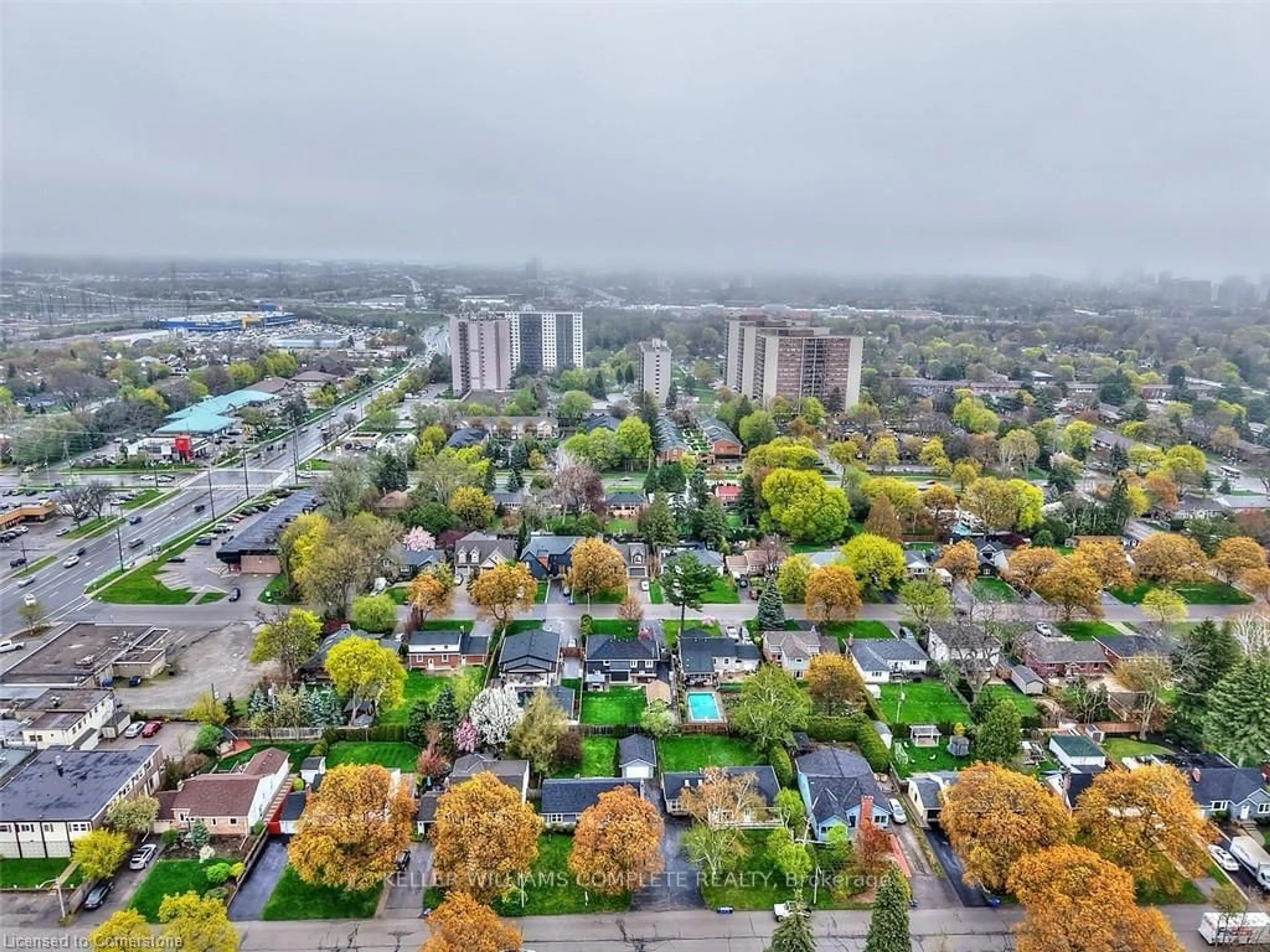 A pic from outside/outdoor area/front of a property/back of a property/a pic from drone, city buildings view from balcony for 965 KINGSWAY Dr, Burlington Ontario L7T 3J1