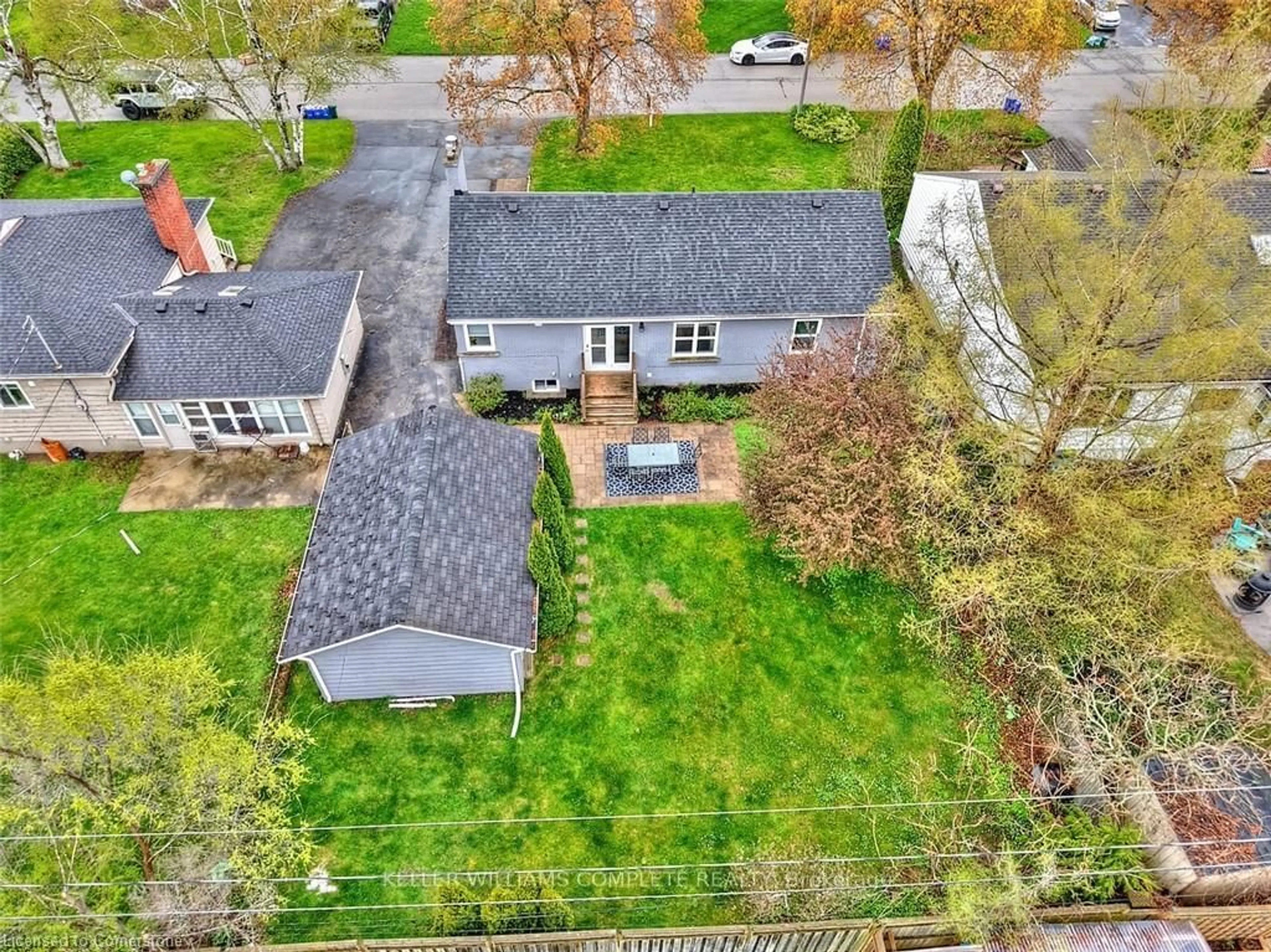 A pic from outside/outdoor area/front of a property/back of a property/a pic from drone, street for 965 KINGSWAY Dr, Burlington Ontario L7T 3J1