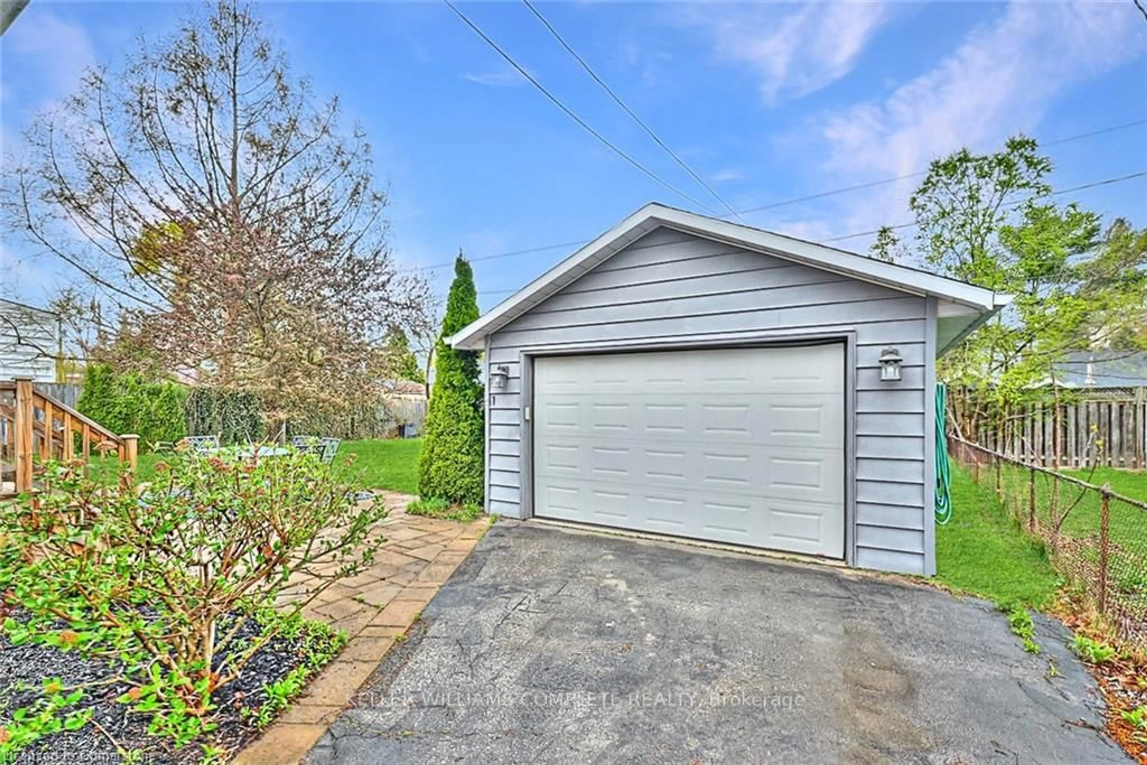 Indoor garage for 965 KINGSWAY Dr, Burlington Ontario L7T 3J1