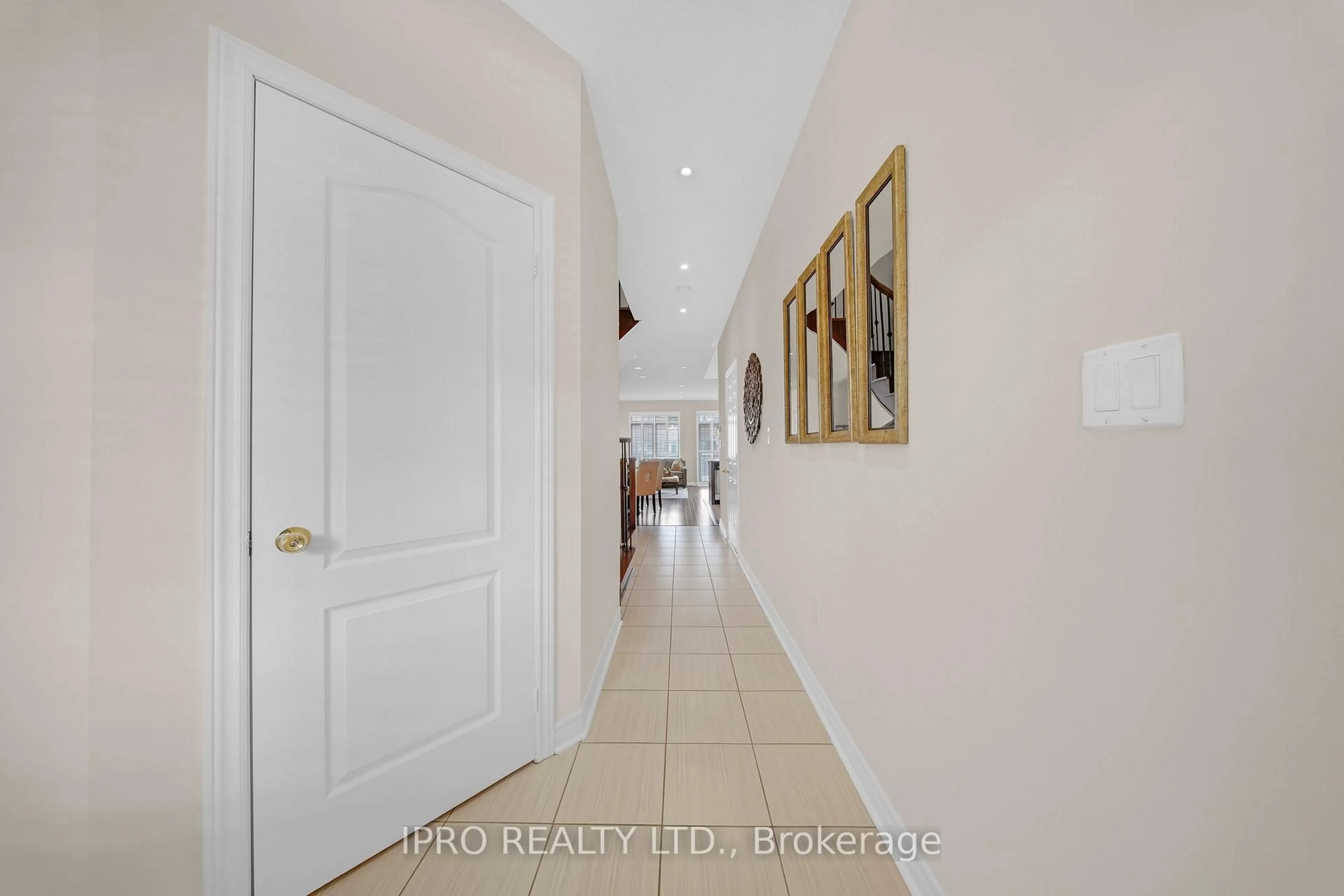 Indoor entryway for 51 Lorenzo Circ, Brampton Ontario L6R 3N4