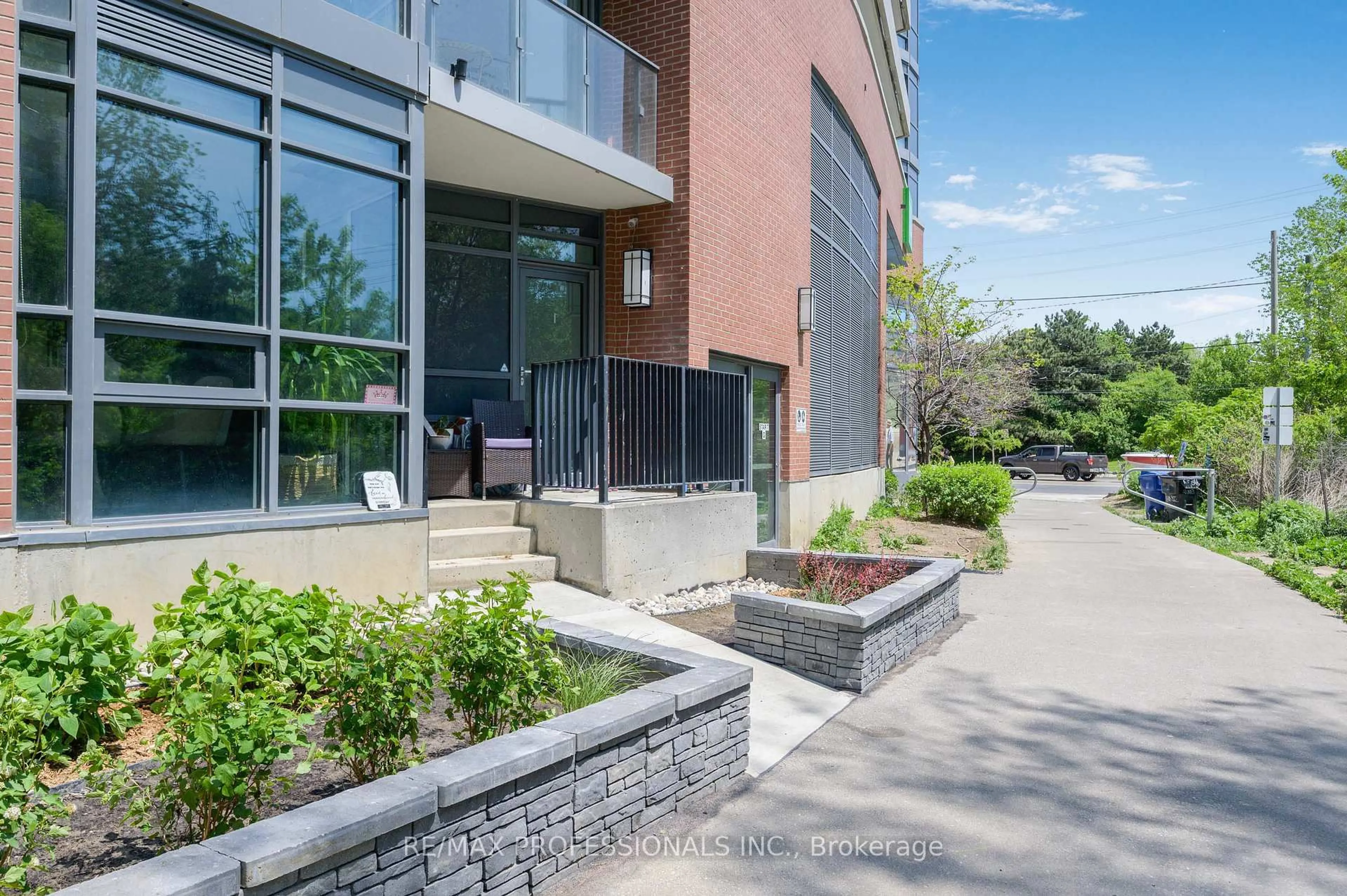 Patio, street for 2212 Lake Shore Blvd #Th04, Toronto Ontario M8V 0C2