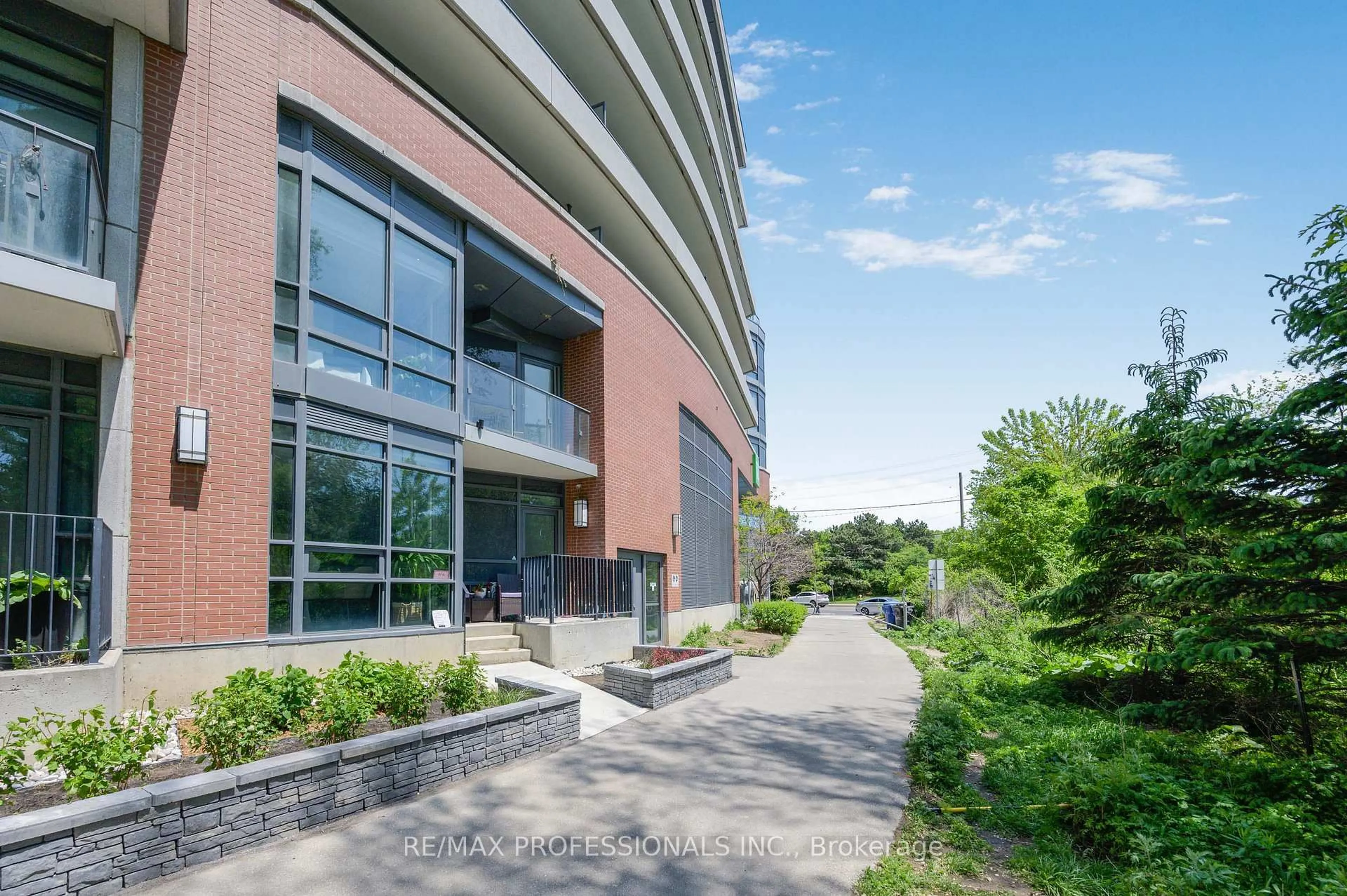 Patio, building for 2212 Lake Shore Blvd #Th04, Toronto Ontario M8V 0C2