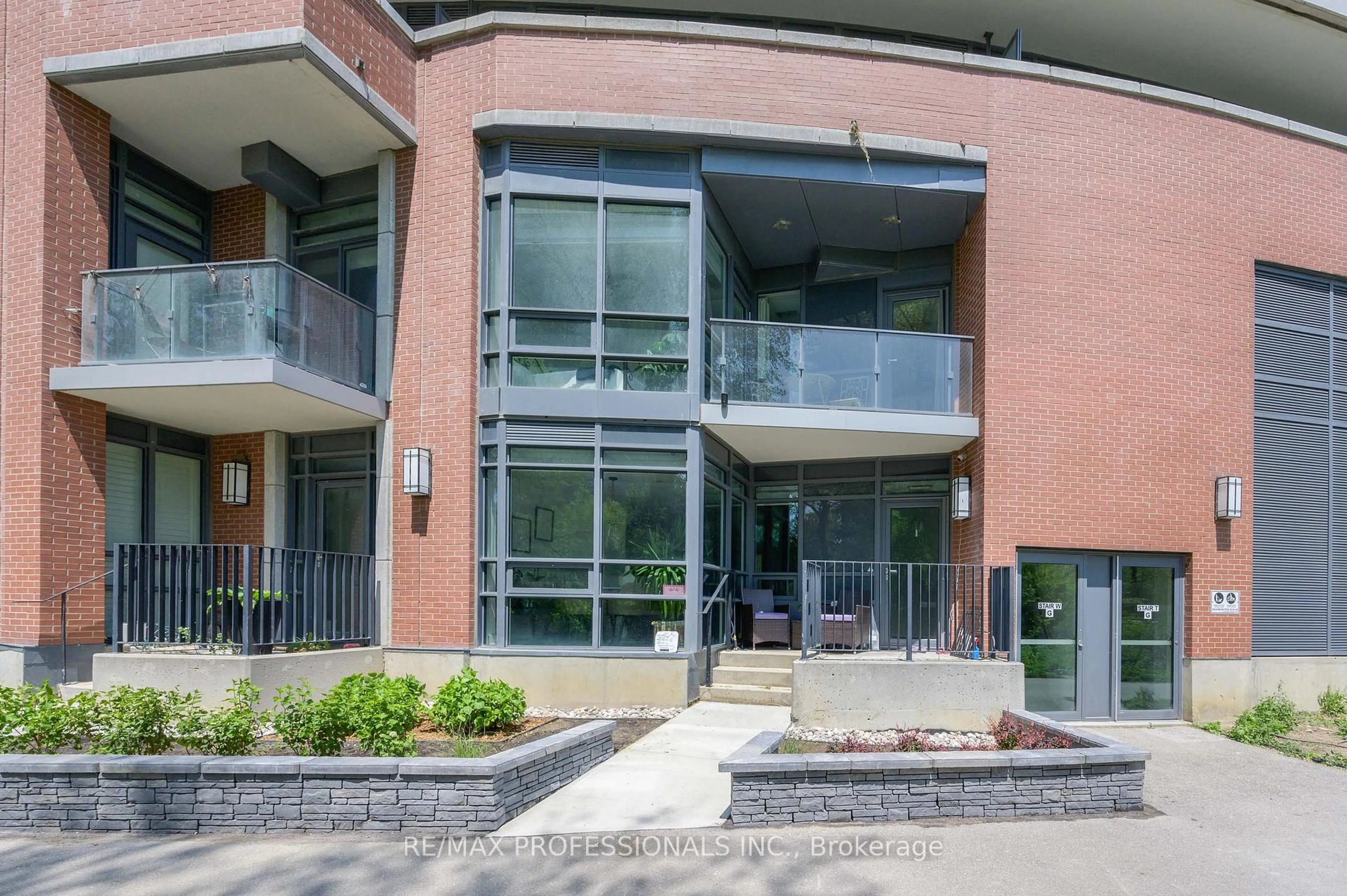 Indoor foyer for 2212 Lake Shore Blvd #Th04, Toronto Ontario M8V 0C2