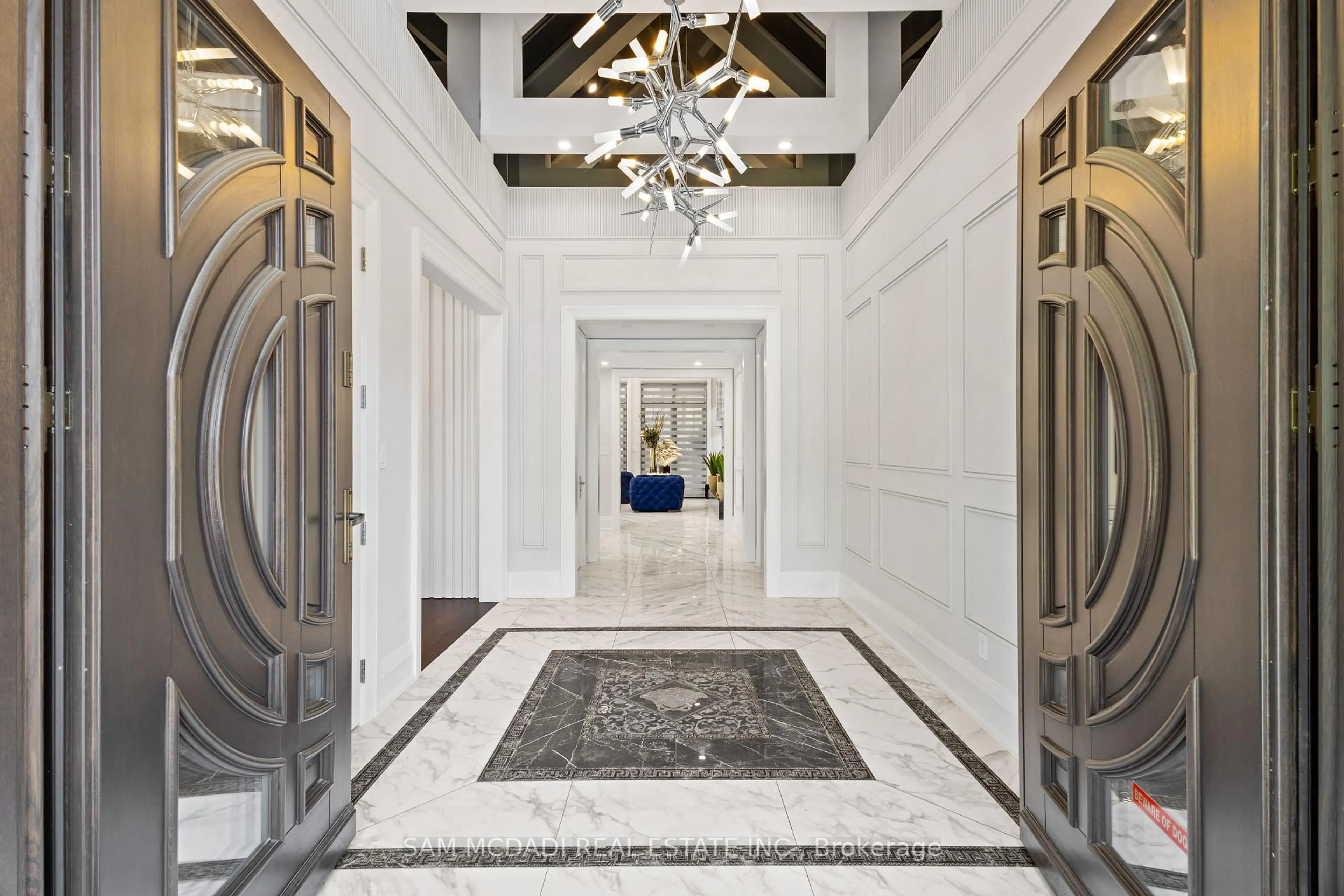 Indoor foyer for 539 Old Poplar Row, Mississauga Ontario L5J 2N9