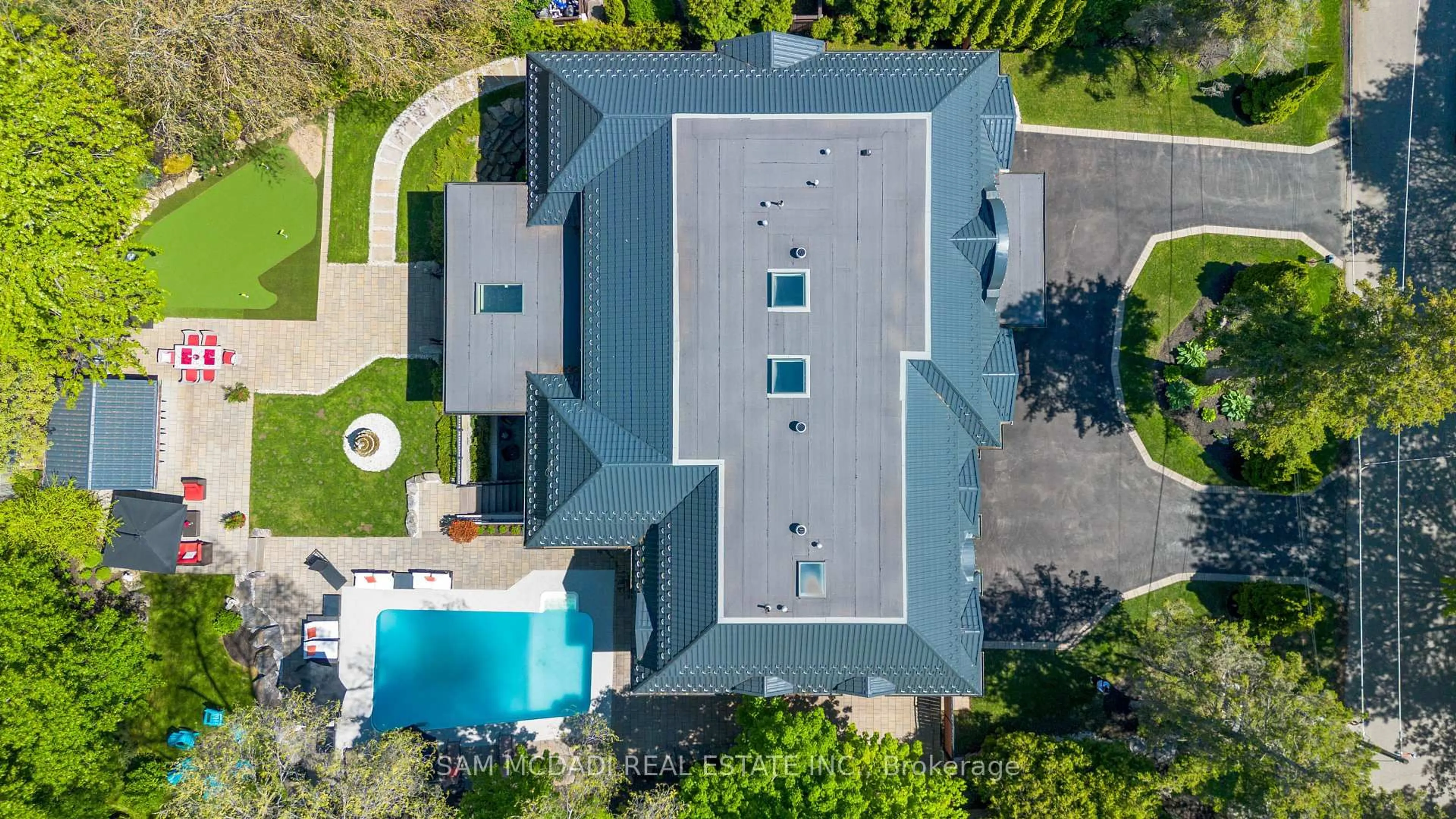 A pic from outside/outdoor area/front of a property/back of a property/a pic from drone, street for 539 Old Poplar Row, Mississauga Ontario L5J 2N9