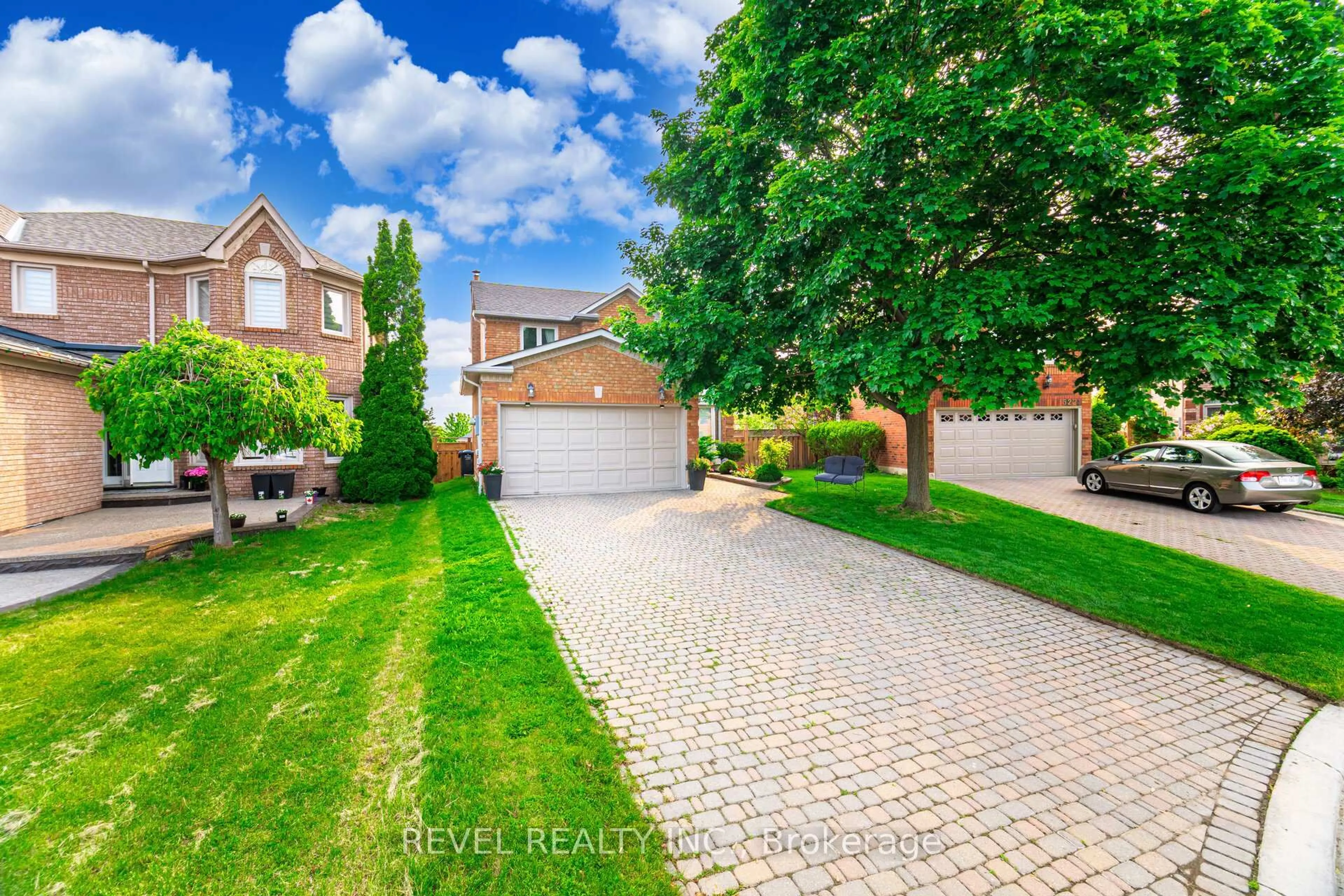 A pic from outside/outdoor area/front of a property/back of a property/a pic from drone, street for 5220 Buttermill Crt, Mississauga Ontario L5V 1S4
