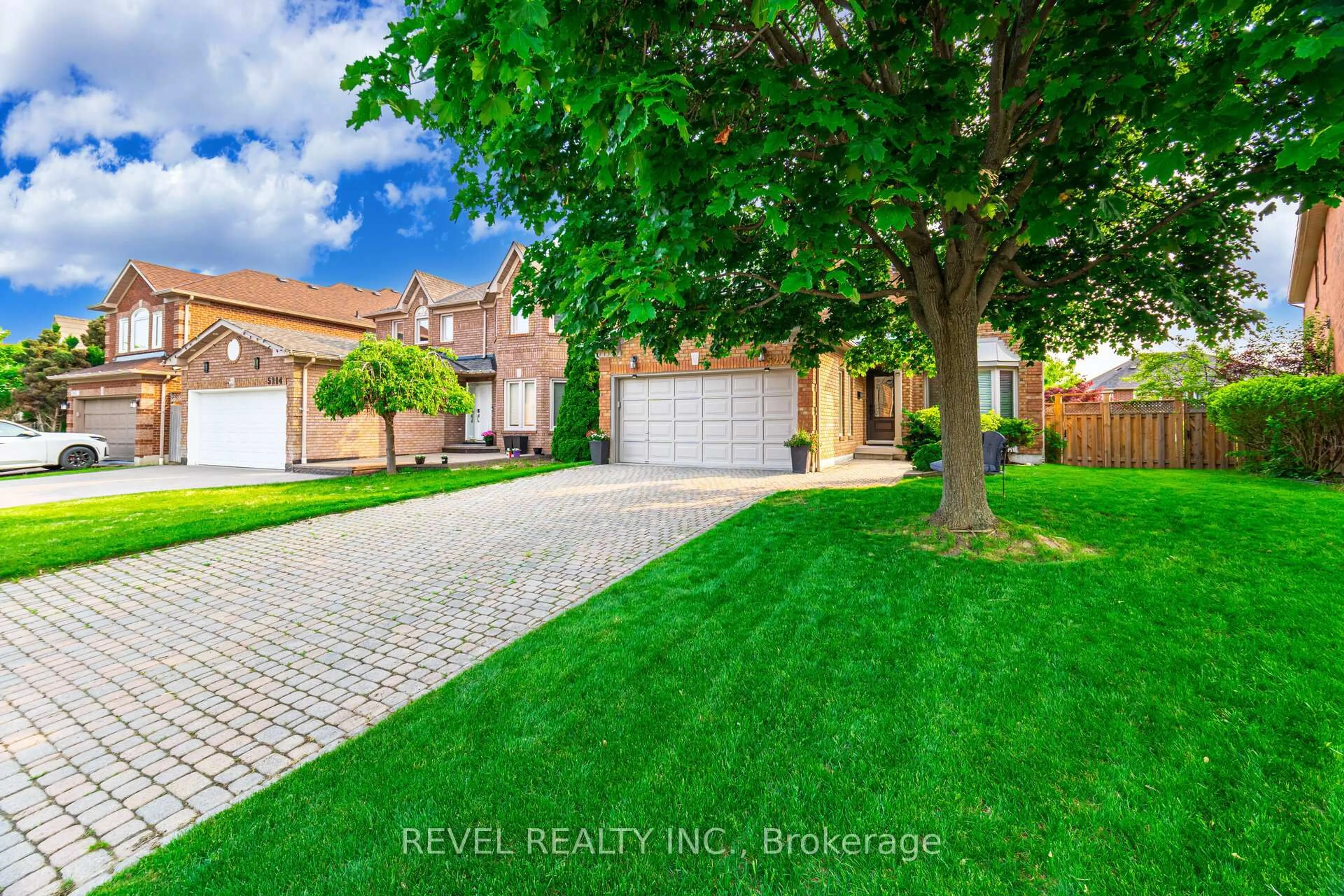 A pic from outside/outdoor area/front of a property/back of a property/a pic from drone, street for 5220 Buttermill Crt, Mississauga Ontario L5V 1S4
