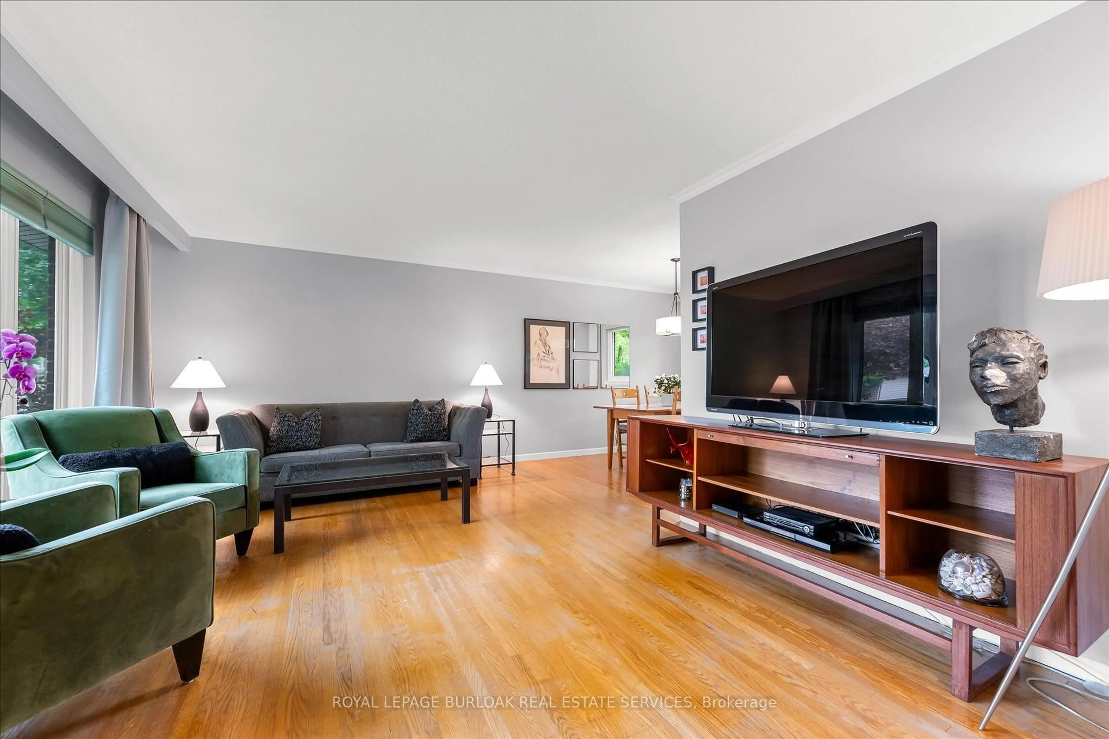 Living room with furniture, wood/laminate floor for 475 Wedgewood Dr, Burlington Ontario L7L 4J1