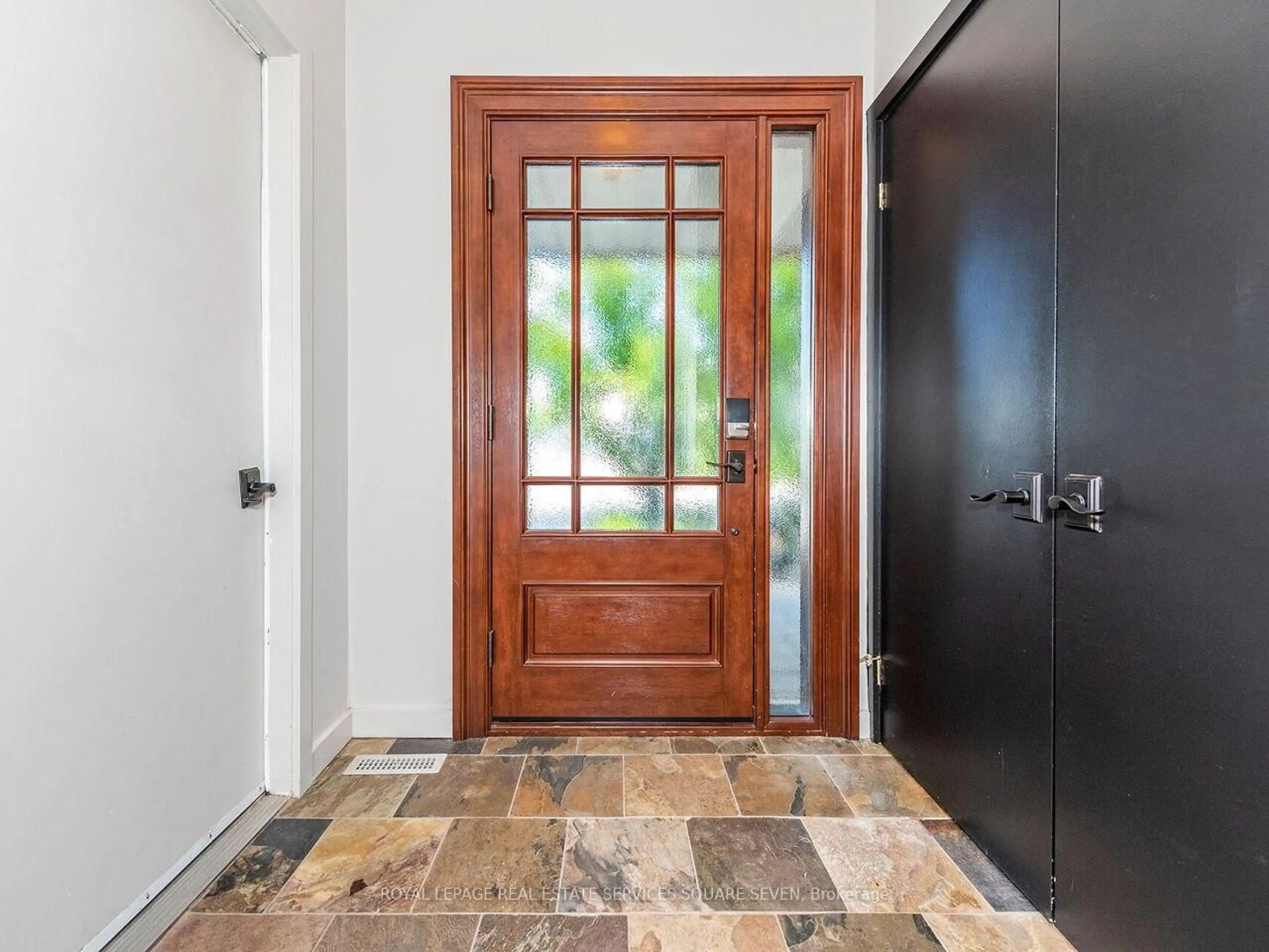 Indoor entryway for 234 SEWELL Dr, Oakville Ontario L6H 1E4