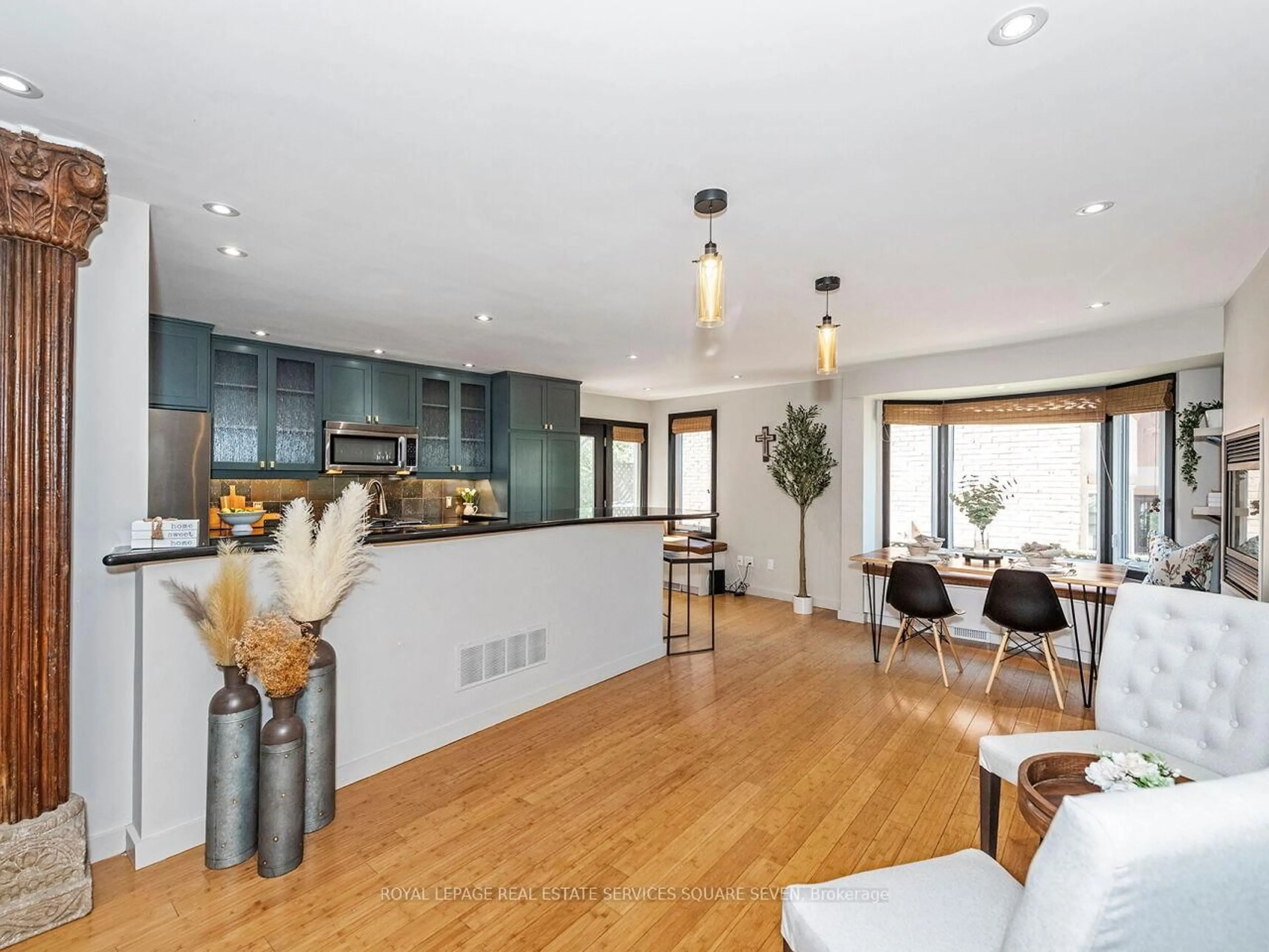 Open concept kitchen, wood/laminate floor for 234 SEWELL Dr, Oakville Ontario L6H 1E4