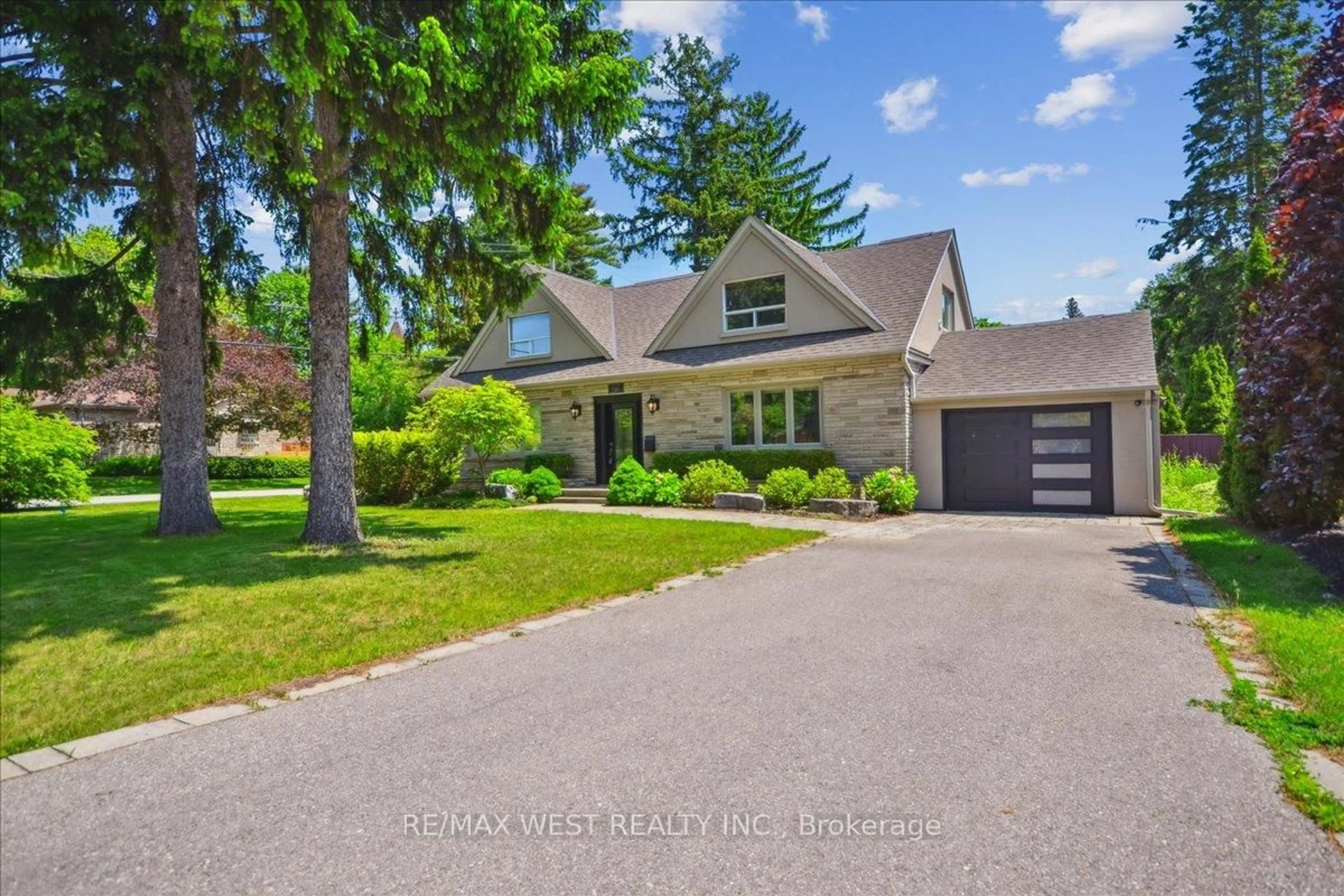 A pic from outside/outdoor area/front of a property/back of a property/a pic from drone, street for 468 Lynd Ave, Mississauga Ontario L5G 2L6