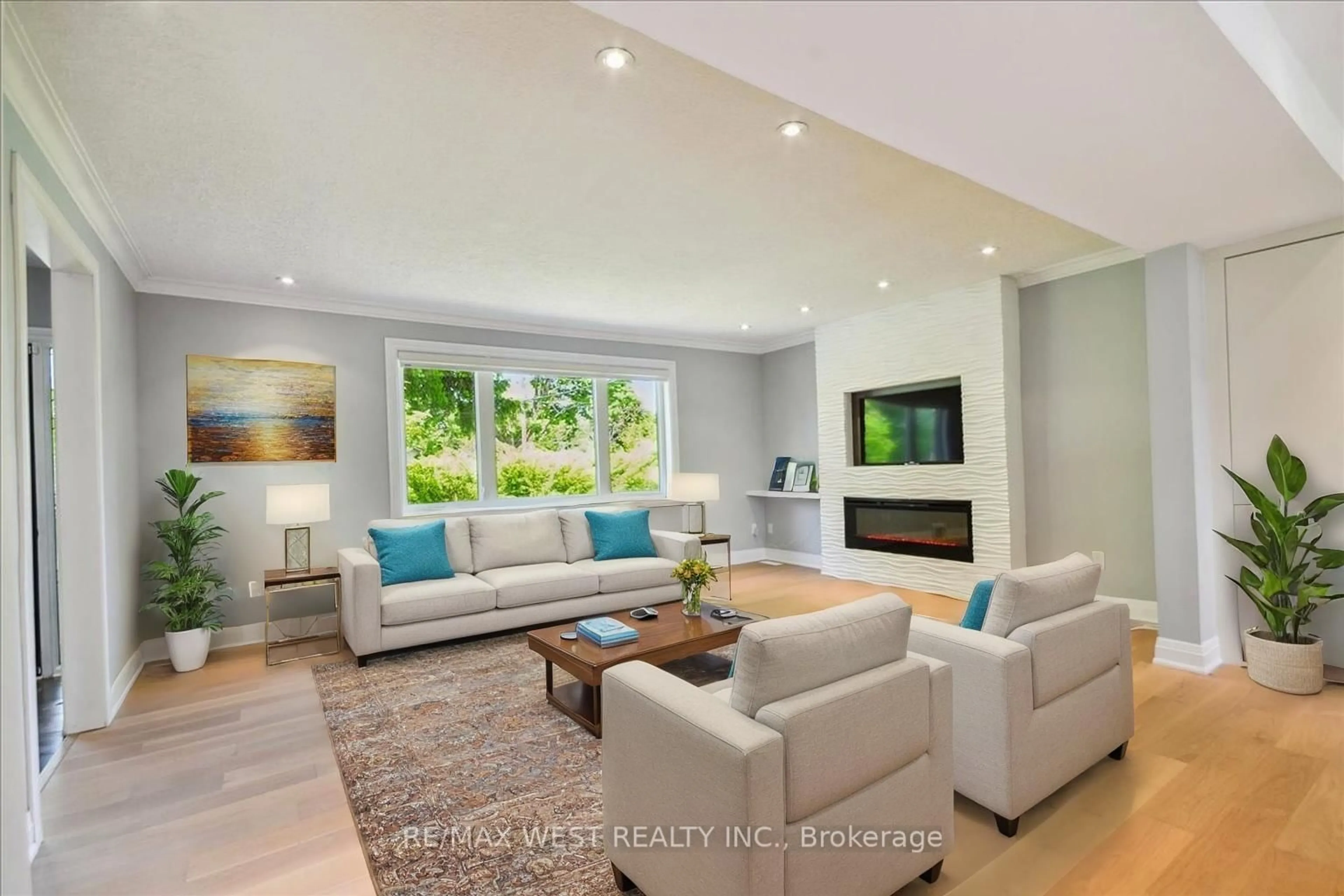 Living room with furniture, unknown for 468 Lynd Ave, Mississauga Ontario L5G 2L6