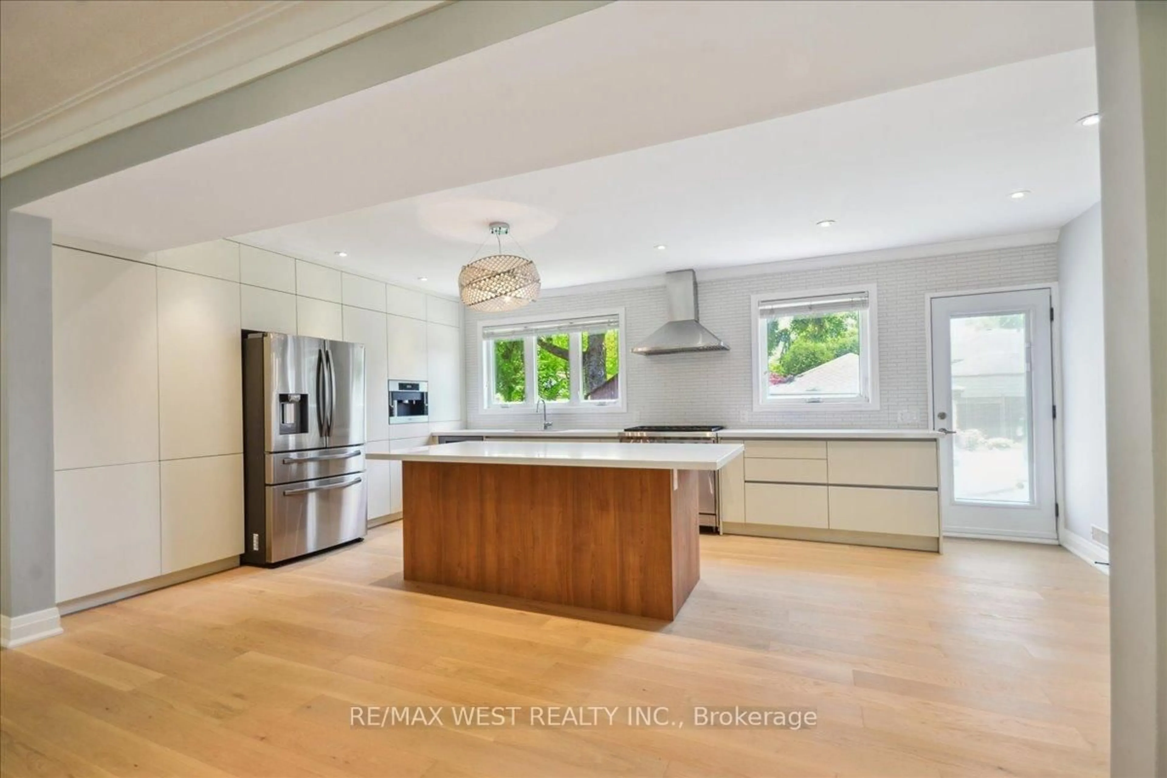 Open concept kitchen, unknown for 468 Lynd Ave, Mississauga Ontario L5G 2L6