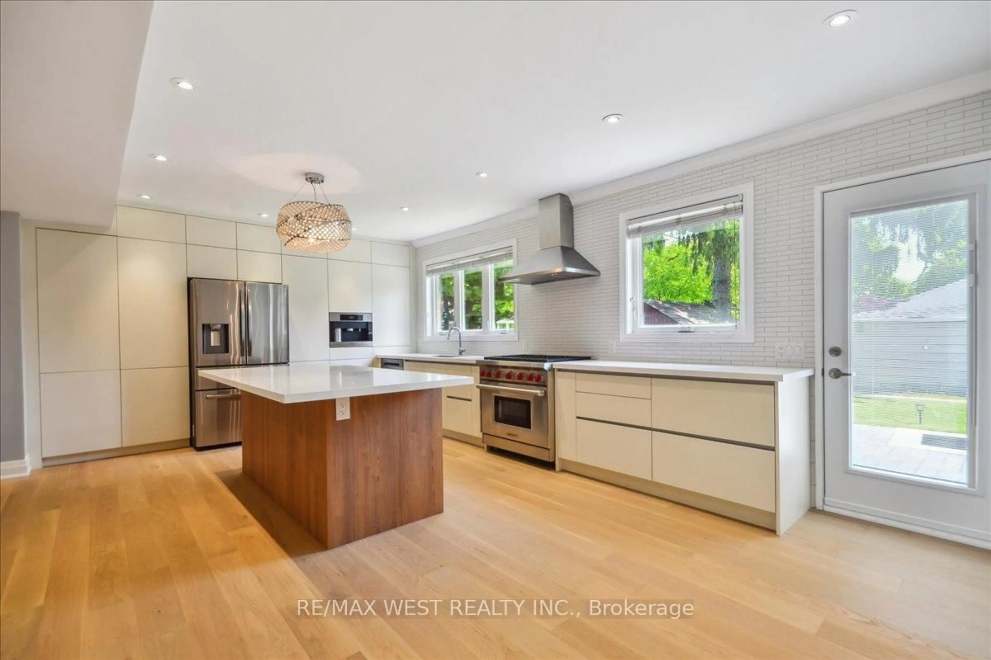 Open concept kitchen, wood/laminate floor for 468 Lynd Ave, Mississauga Ontario L5G 2L6
