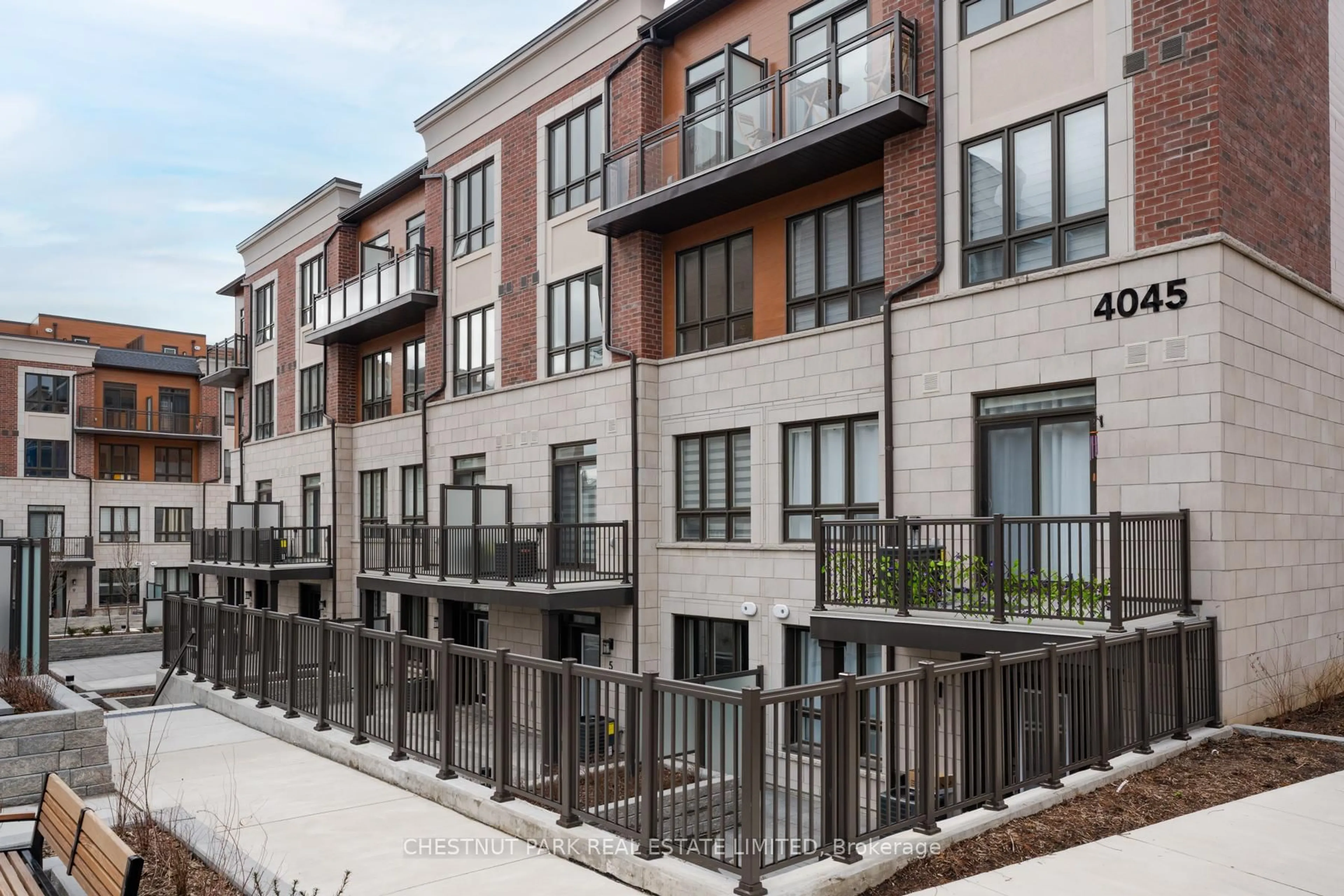 Patio, street for 4045 Hickory Dr #9, Mississauga Ontario L4W 1L1