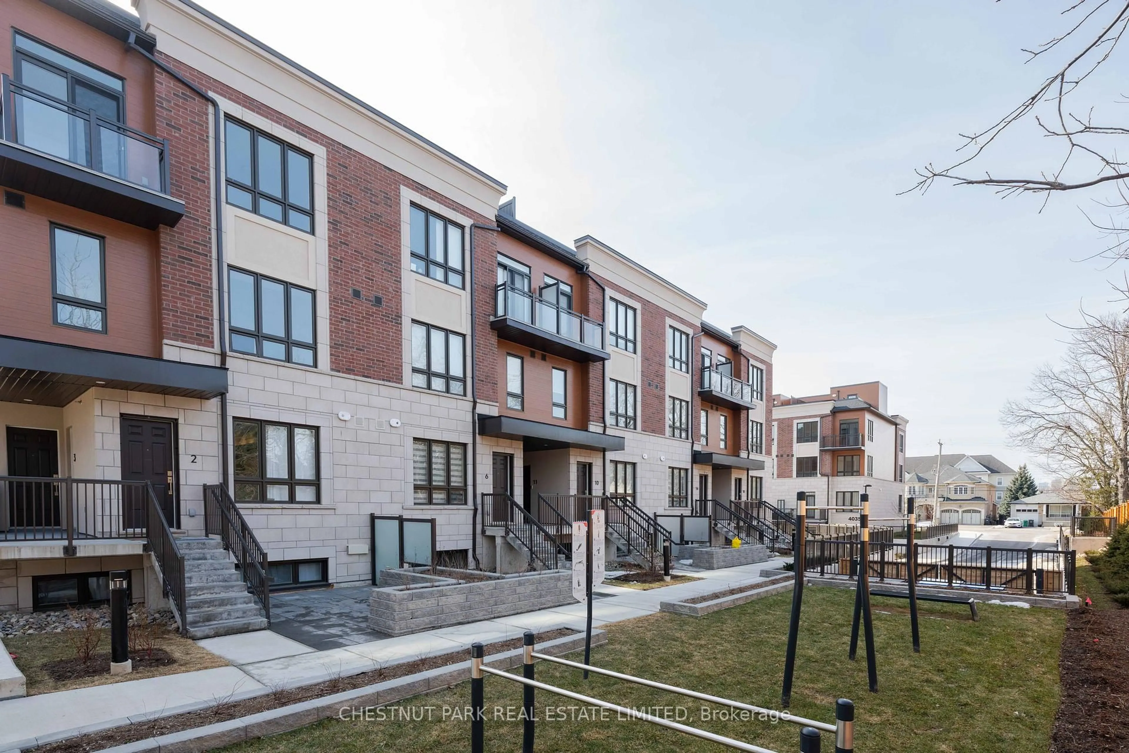 Patio, street for 4045 Hickory Dr #8, Mississauga Ontario L4W 1L1