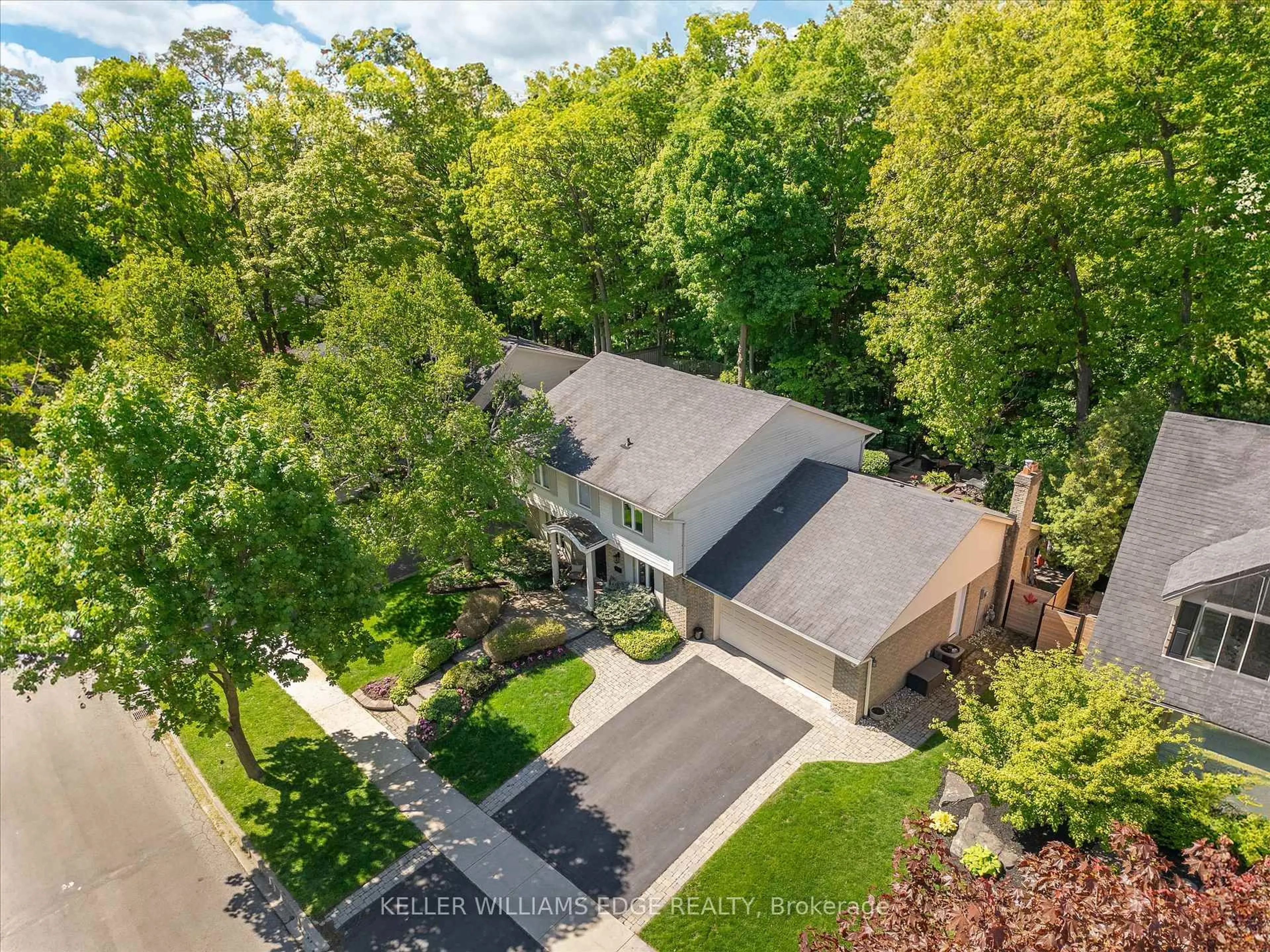 A pic from outside/outdoor area/front of a property/back of a property/a pic from drone, street for 1932 Four Seasons Dr, Burlington Ontario L7P 2Y1