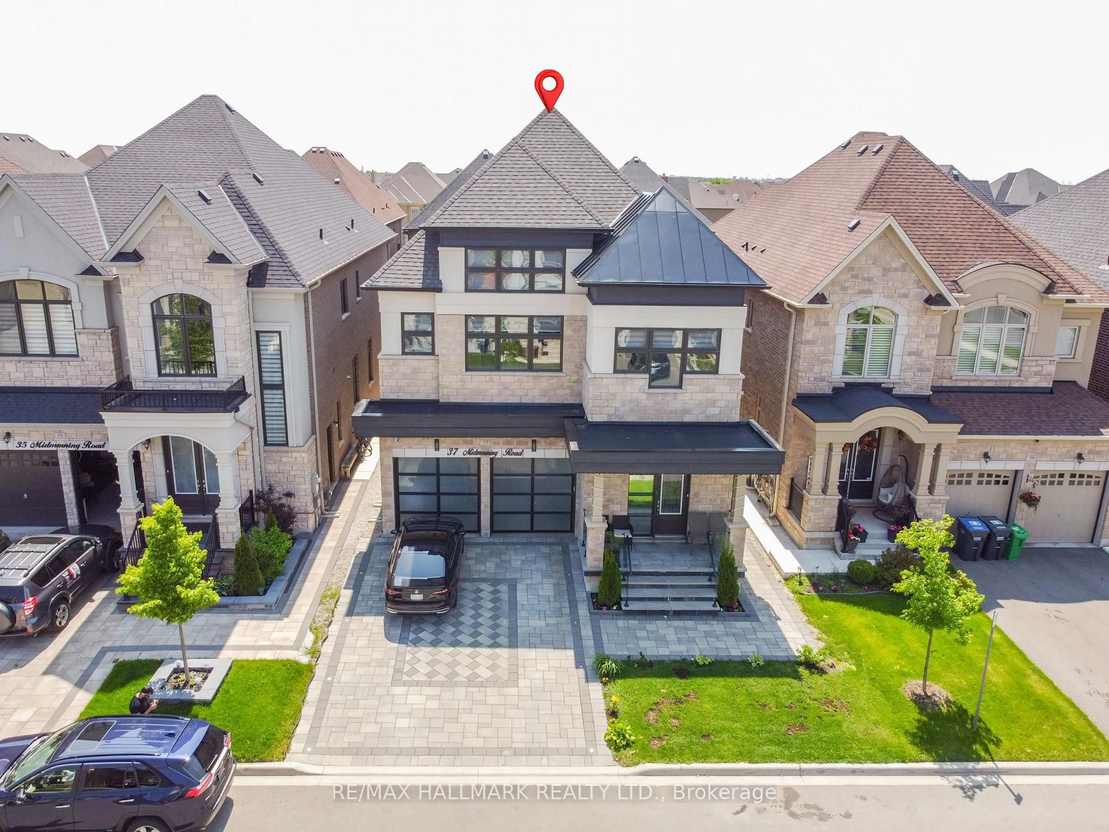 A pic from outside/outdoor area/front of a property/back of a property/a pic from drone, street for 37 Midmorning Rd, Brampton Ontario L6X 5R5