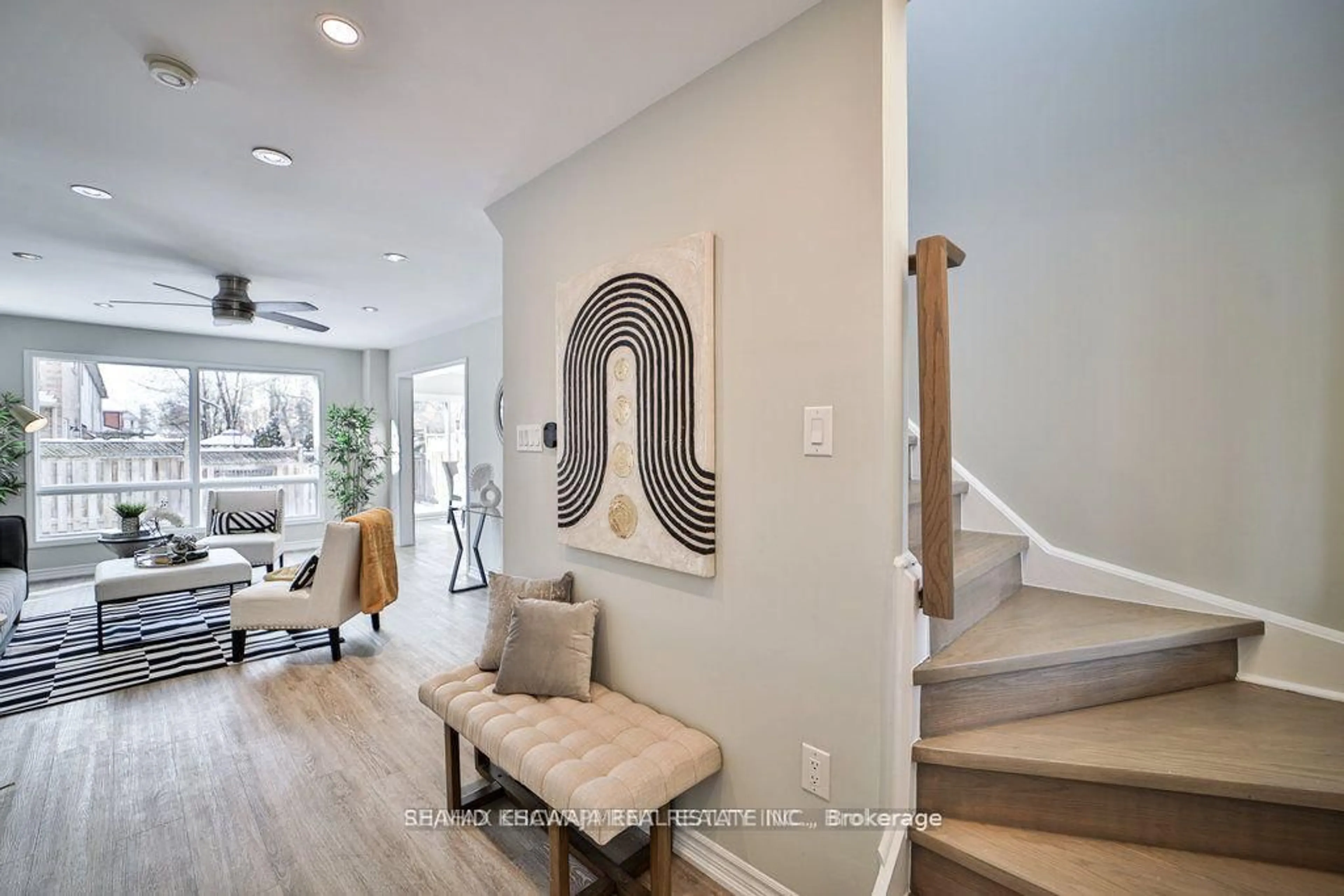 Indoor entryway for 2204 Shadetree Ave, Burlington Ontario L7L 6L2