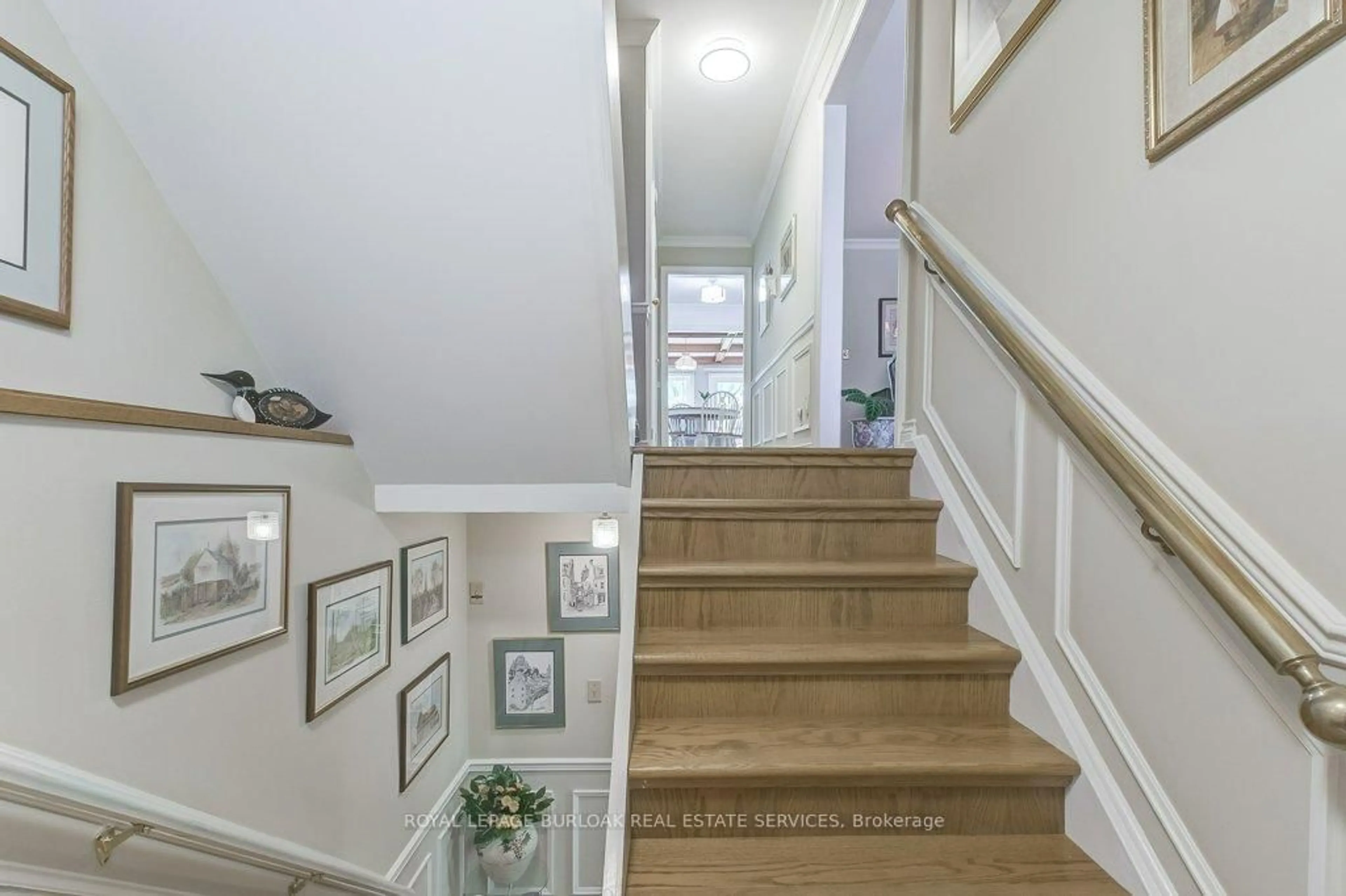 Indoor entryway for 2011 Amherst Dr, Burlington Ontario L7P 3R3