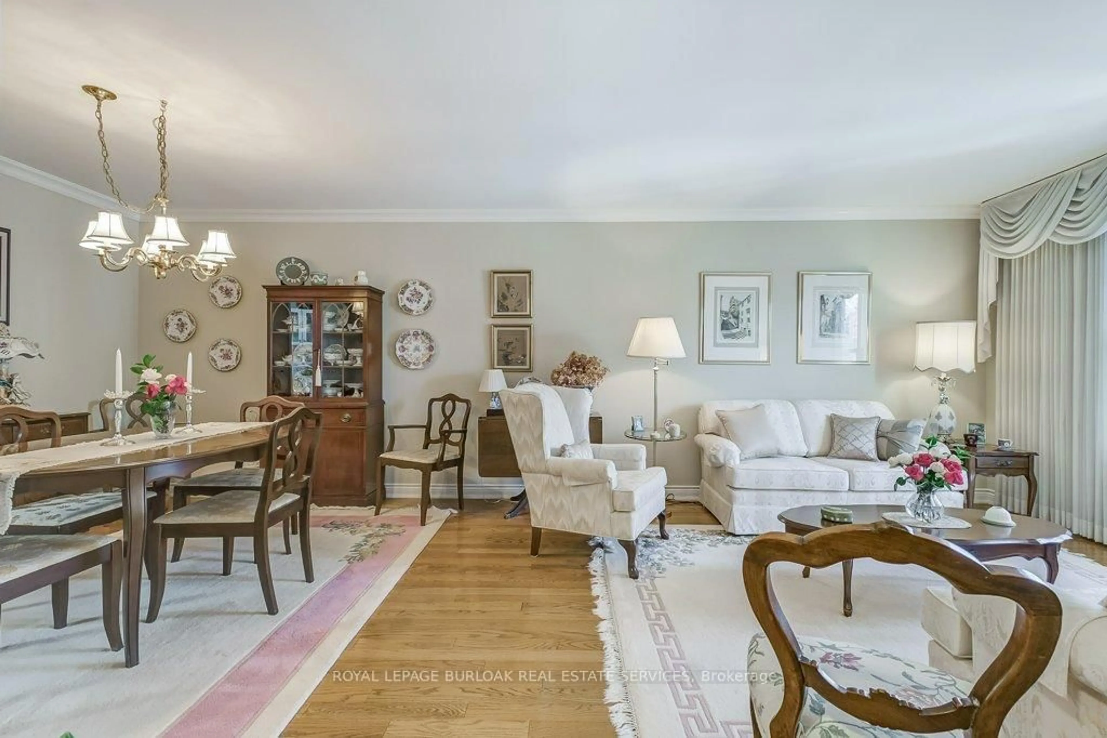 Living room with furniture, unknown for 2011 Amherst Dr, Burlington Ontario L7P 3R3