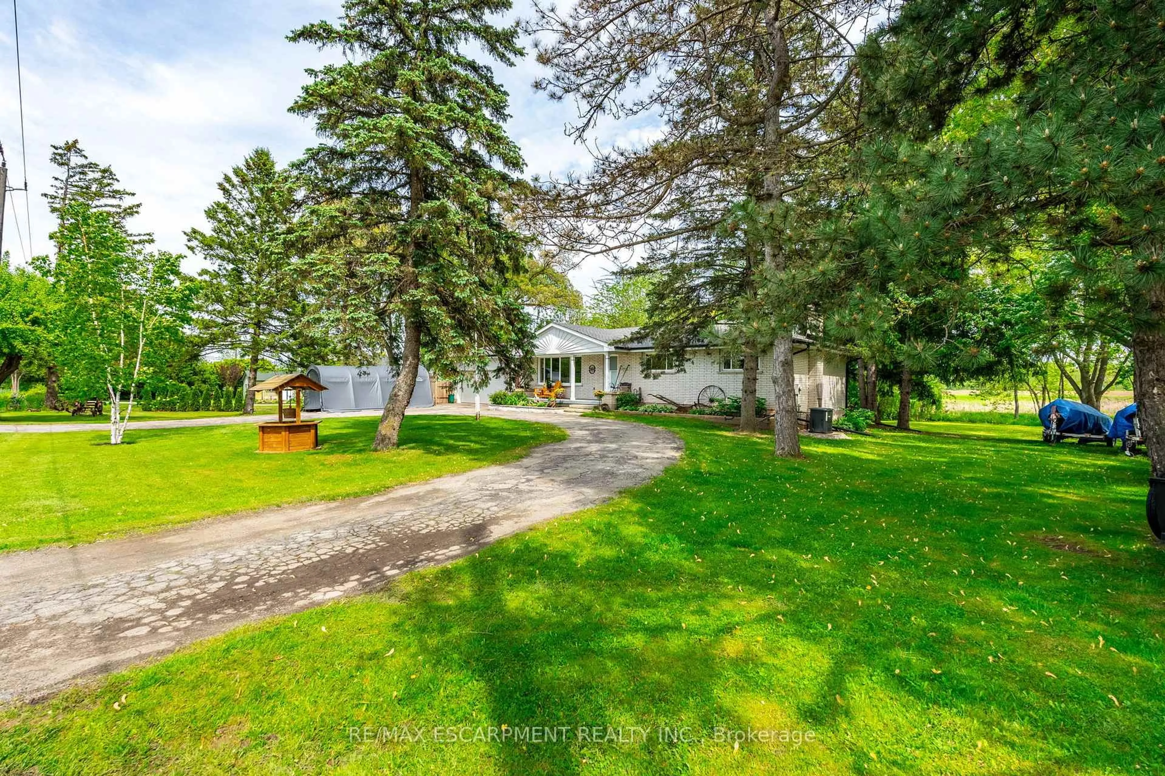 A pic from outside/outdoor area/front of a property/back of a property/a pic from drone, unknown for 2718 No 8 Sdrd, Burlington Ontario L7P 0E6