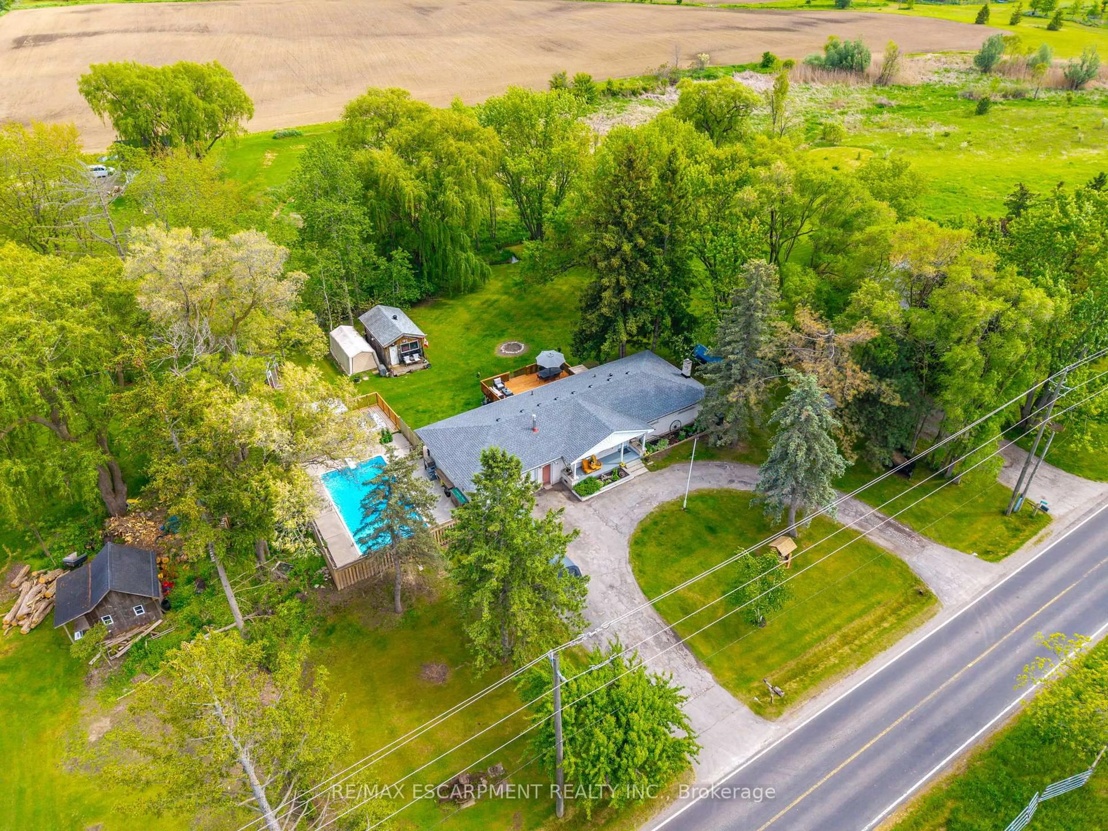 A pic from outside/outdoor area/front of a property/back of a property/a pic from drone, street for 2718 No 8 Sdrd, Burlington Ontario L7P 0E6