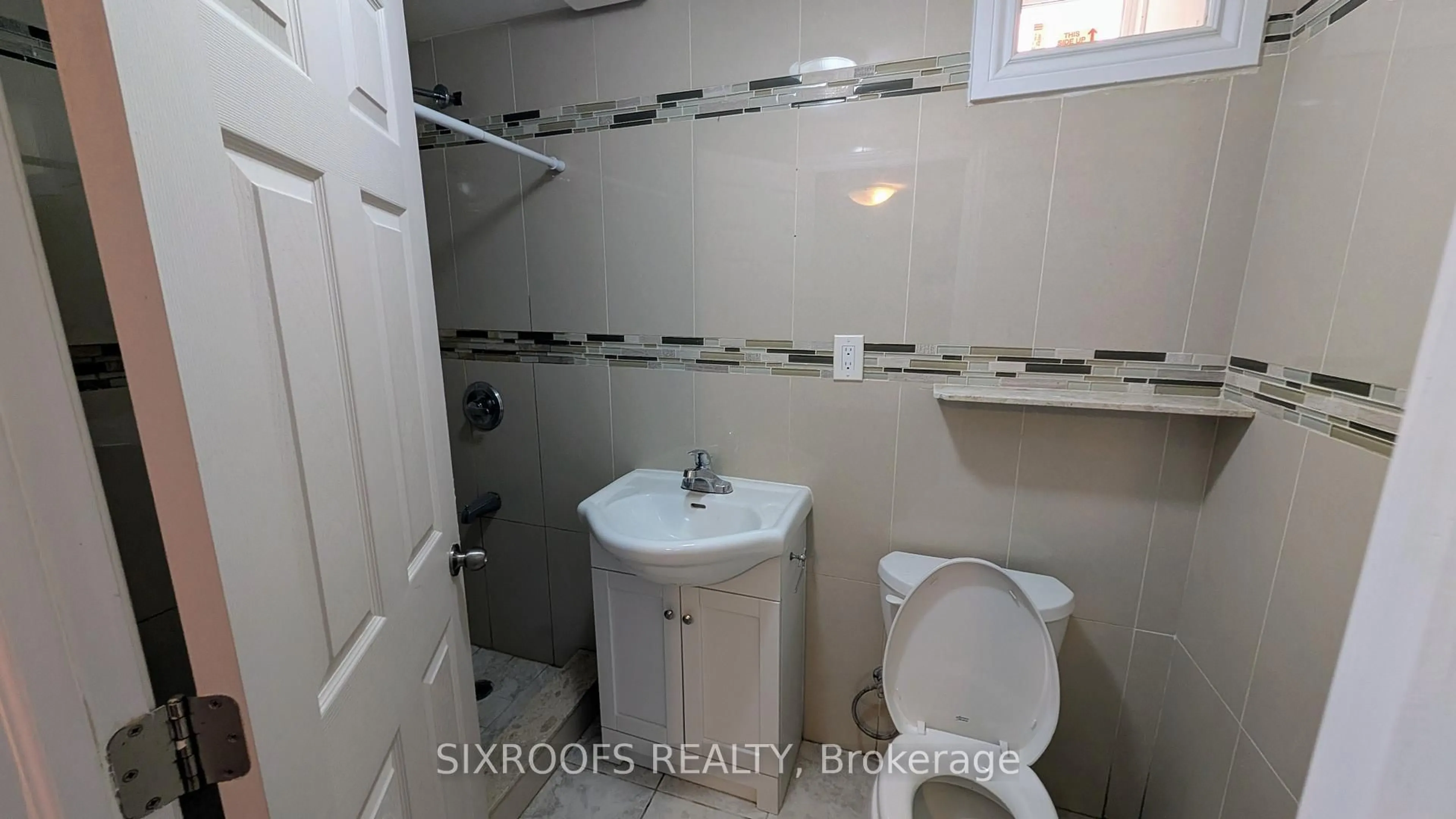 Standard bathroom, ceramic/tile floor for 50 Guestville Ave, Toronto Ontario M6N 4N2