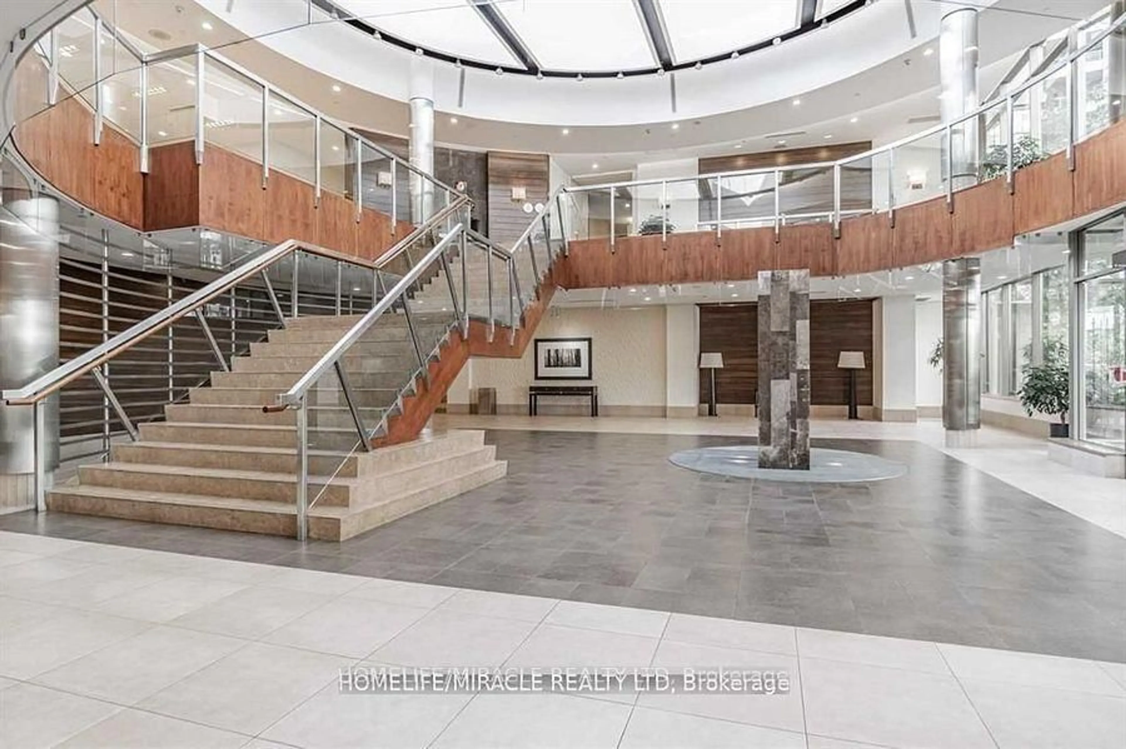 Indoor foyer for 3880 Duke Of York Blvd #1401, Mississauga Ontario L5B 4M7
