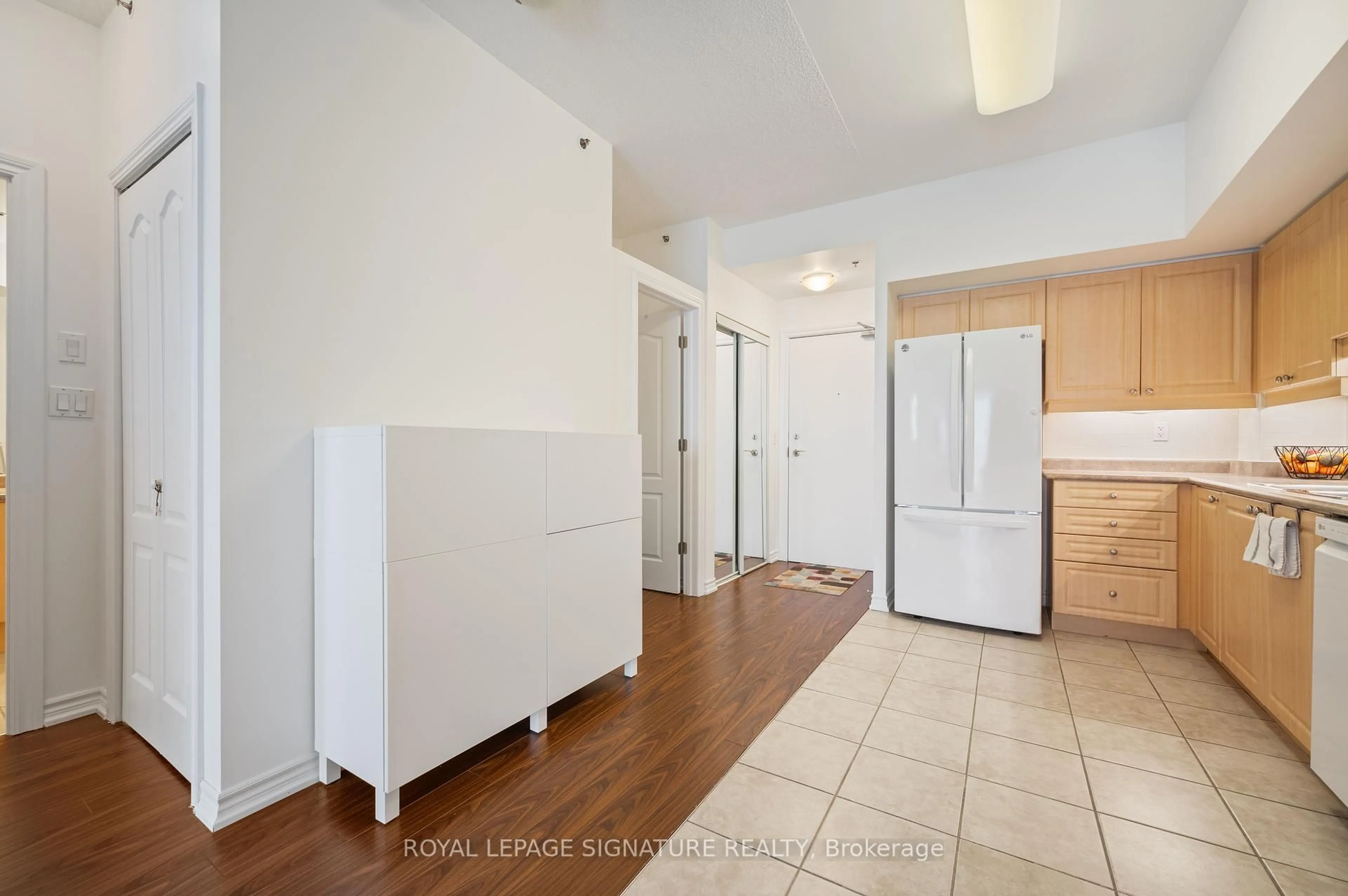 Unknown for 810 Scollard Crt #1003, Mississauga Ontario L5V 0A7