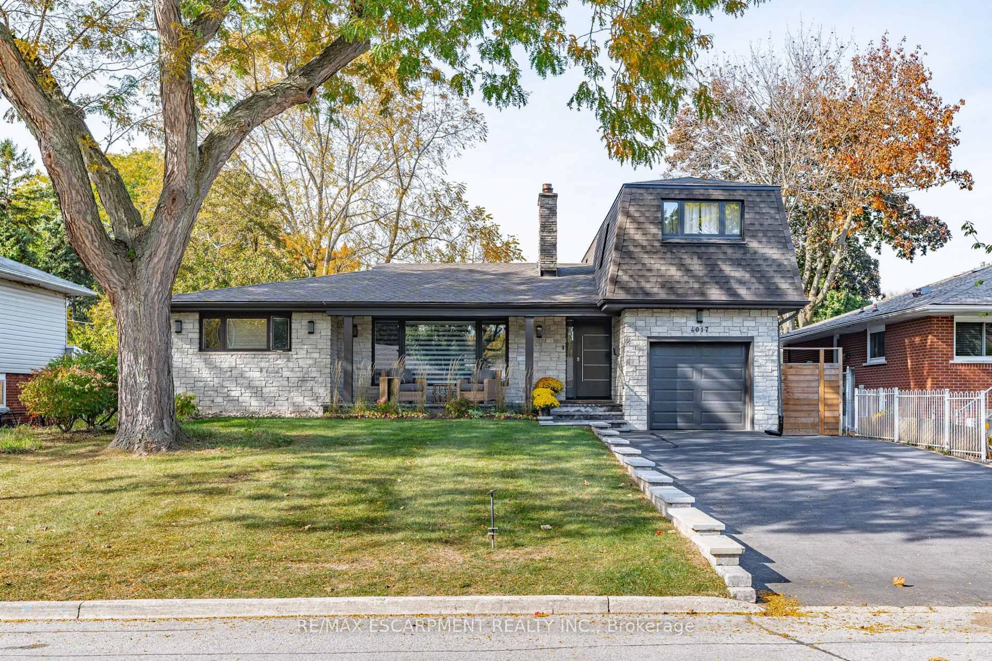 Home with brick exterior material, street for 4017 Grapehill Ave, Burlington Ontario L7L 1R1
