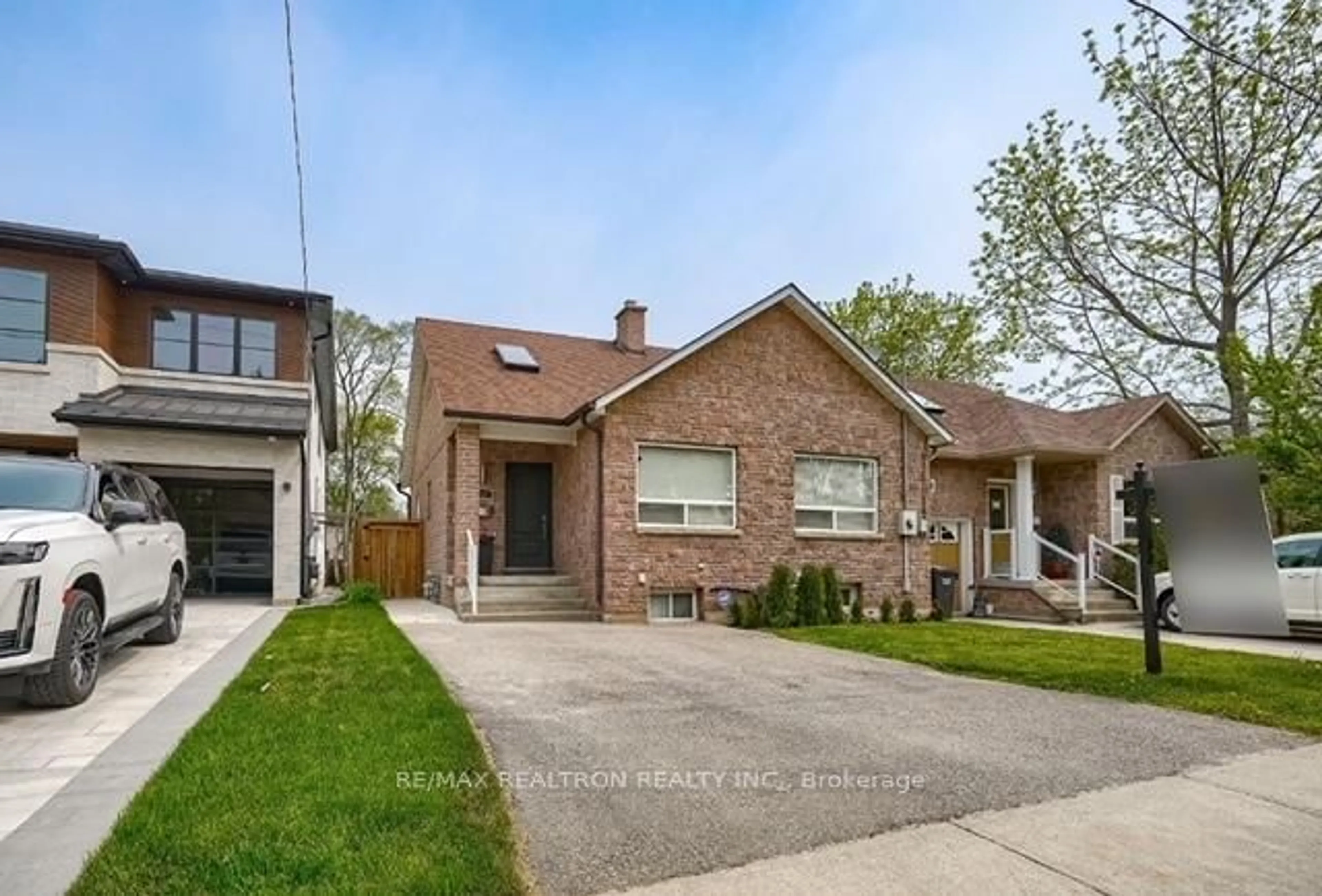 Home with brick exterior material, street for 13 Broadview Ave, Mississauga Ontario L5H 2S8
