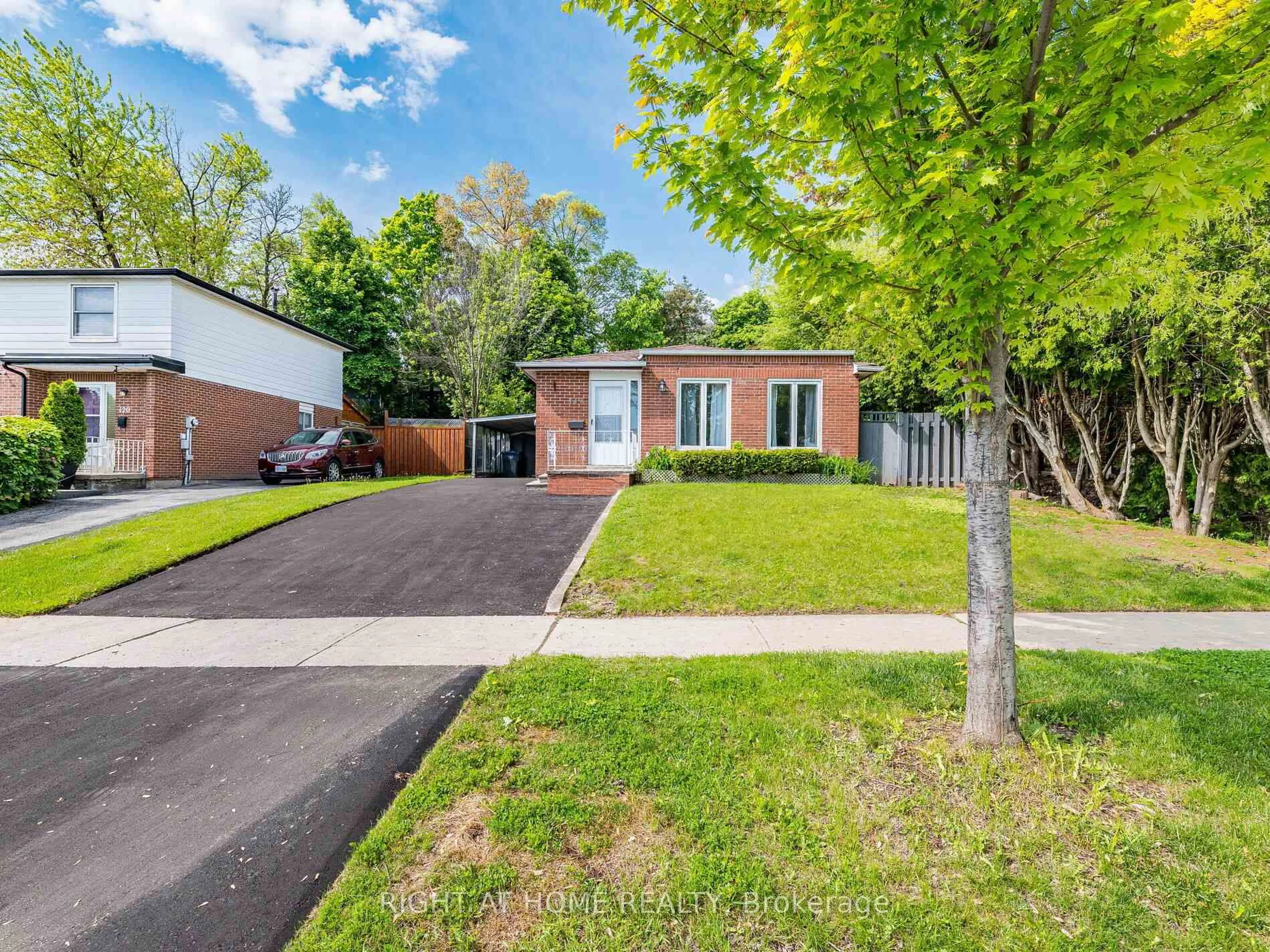 A pic from outside/outdoor area/front of a property/back of a property/a pic from drone, street for 118 Bonham Blvd, Mississauga Ontario L5M 1C7