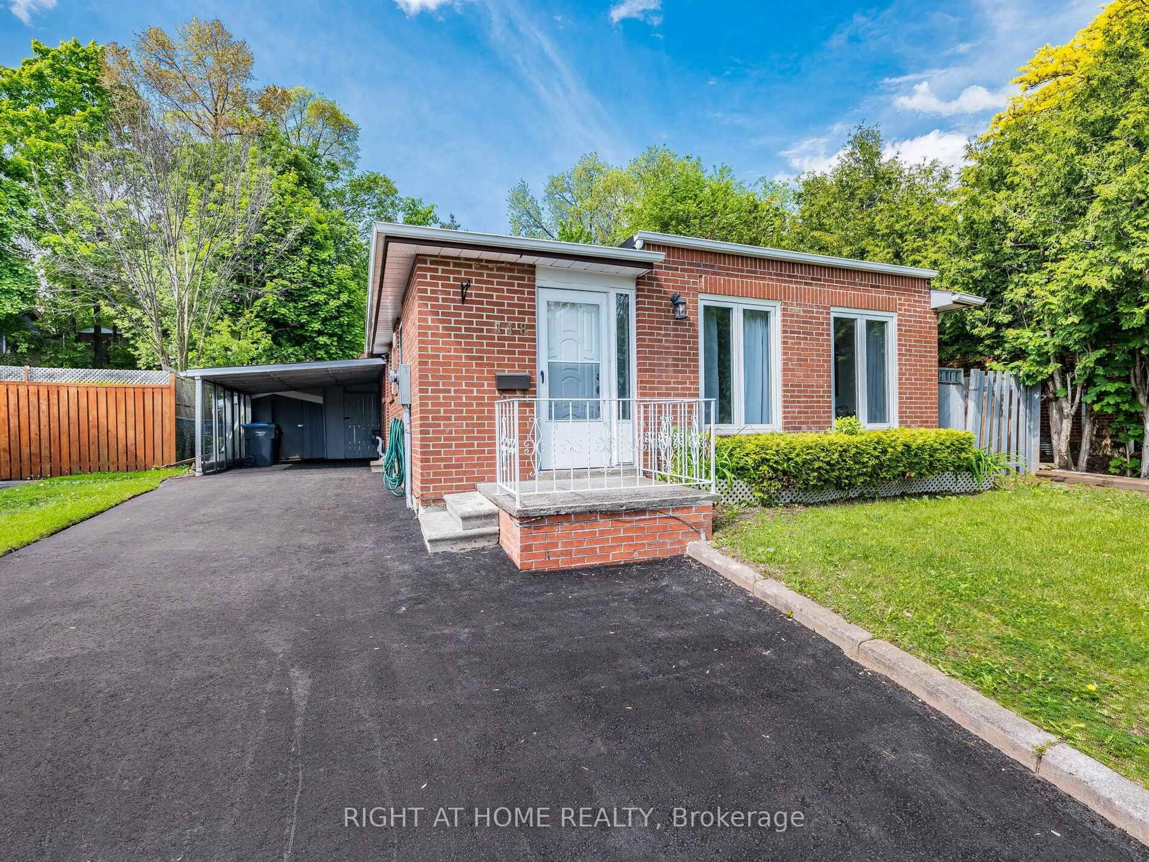 Home with brick exterior material, street for 118 Bonham Blvd, Mississauga Ontario L5M 1C7