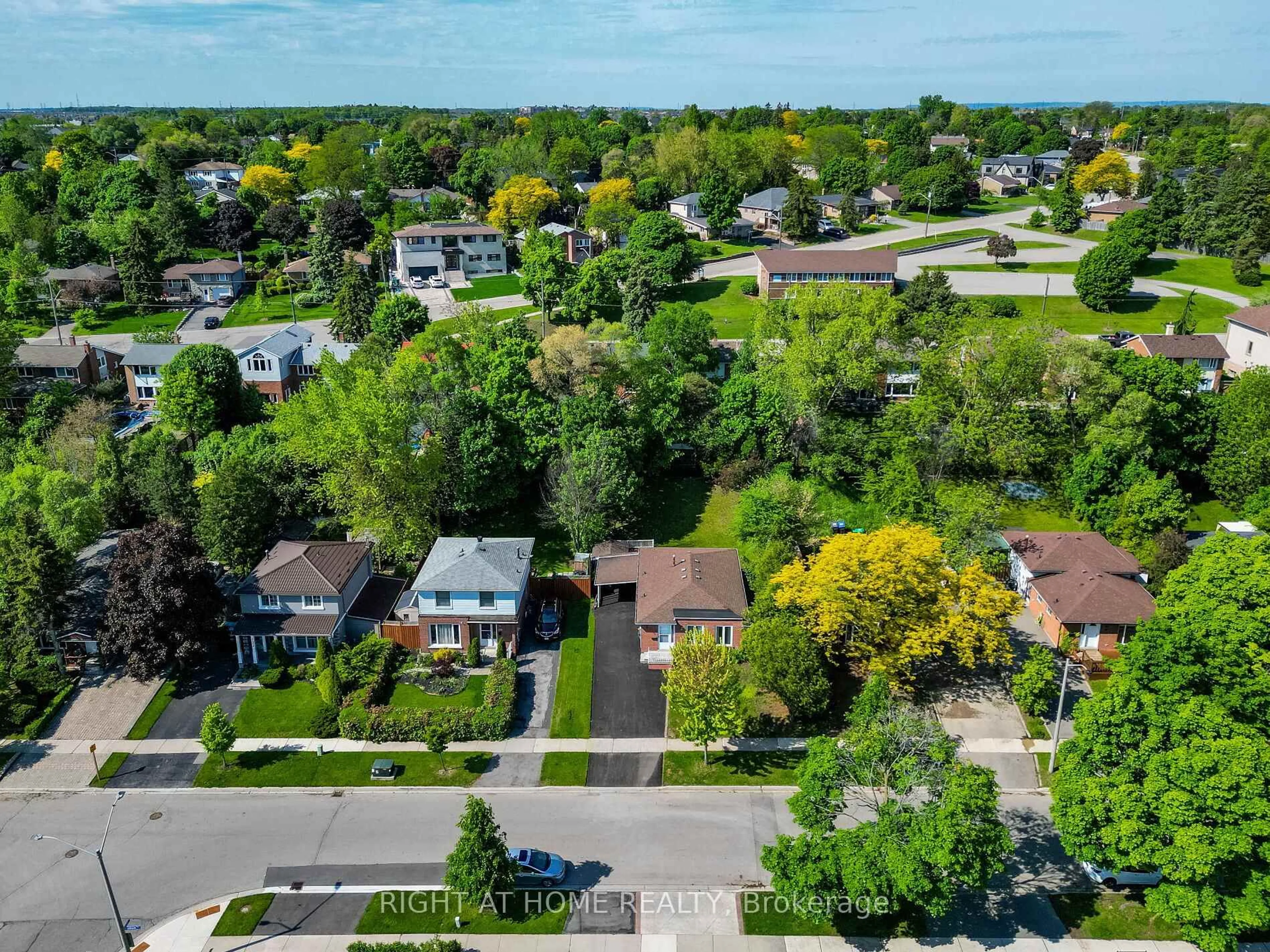A pic from outside/outdoor area/front of a property/back of a property/a pic from drone, street for 118 Bonham Blvd, Mississauga Ontario L5M 1C7