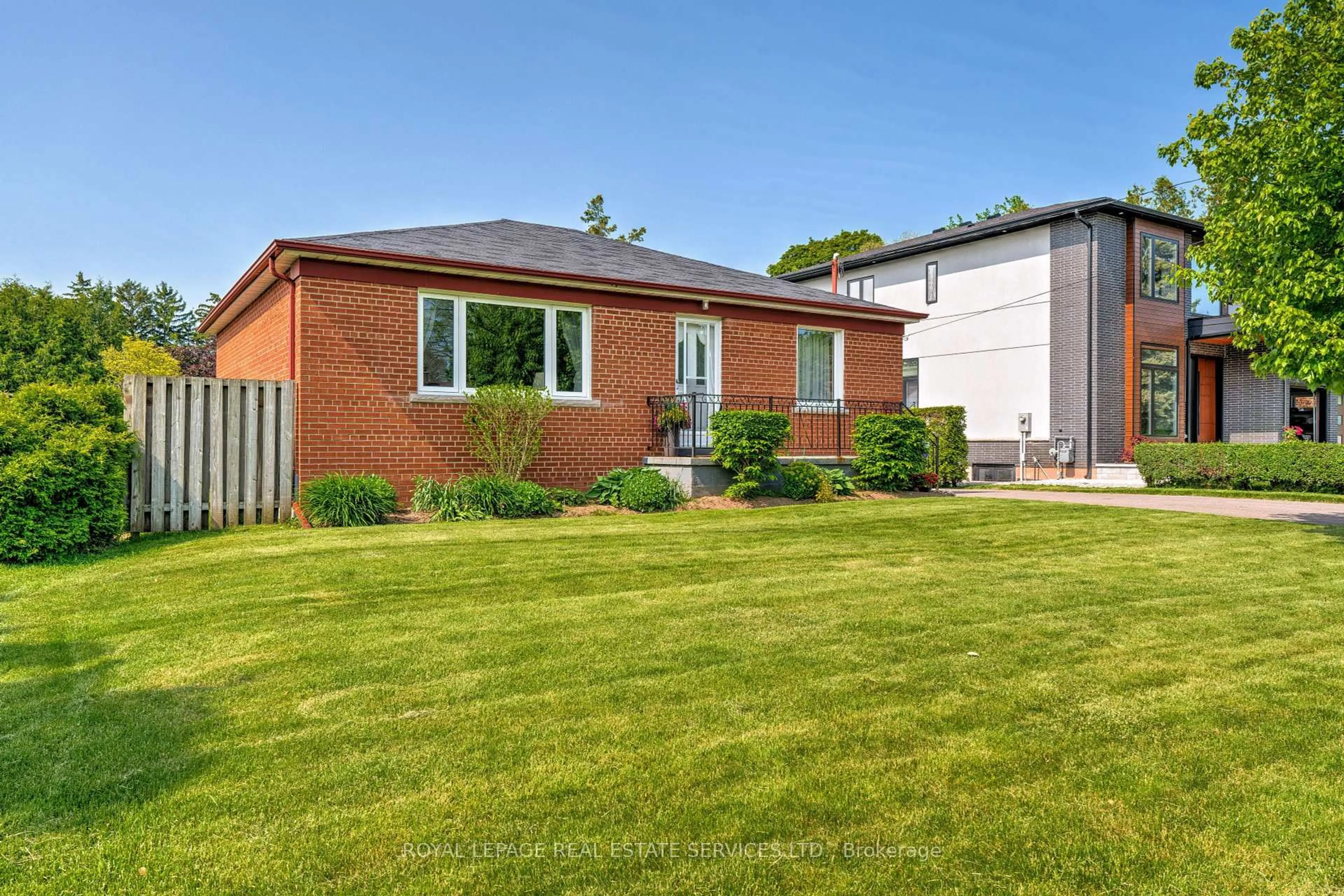 Home with brick exterior material, street for 558 Wolsey Cres, Oakville Ontario L6L 4W4