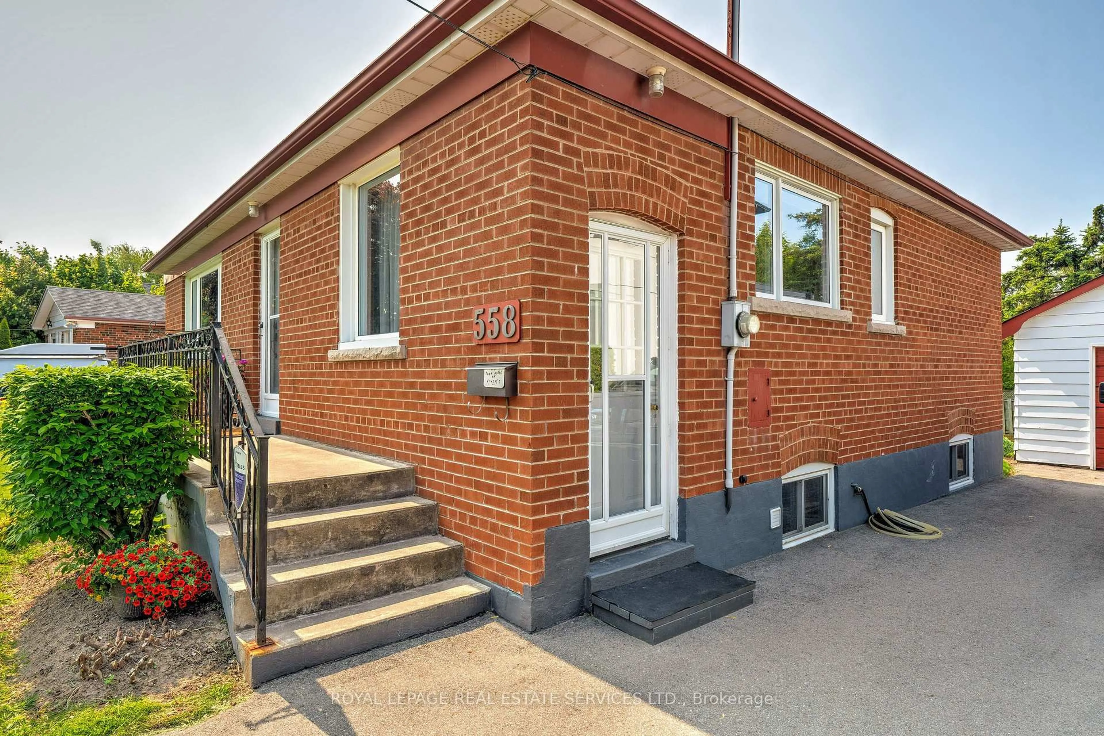 Home with brick exterior material, street for 558 Wolsey Cres, Oakville Ontario L6L 4W4