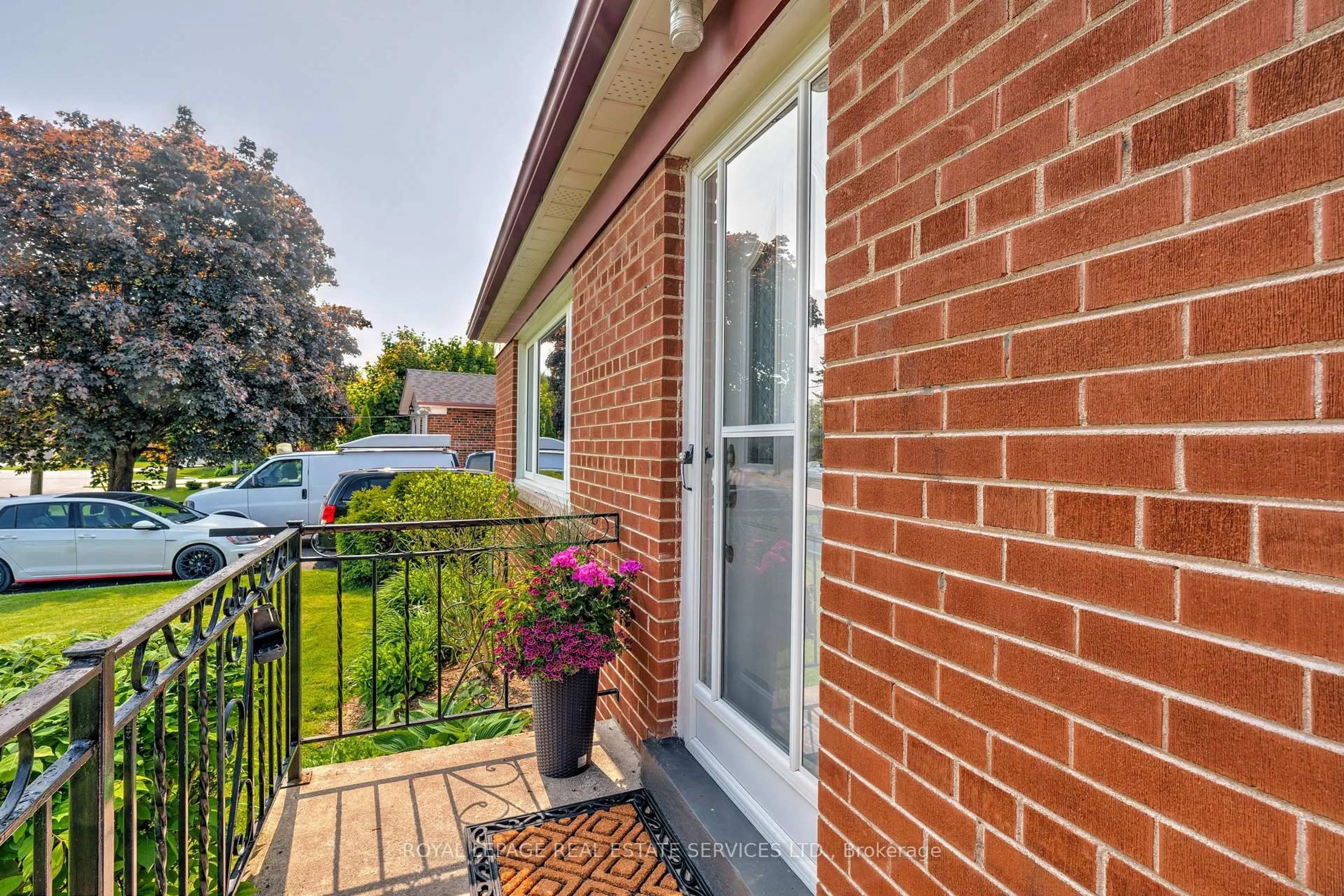 Home with brick exterior material, street for 558 Wolsey Cres, Oakville Ontario L6L 4W4