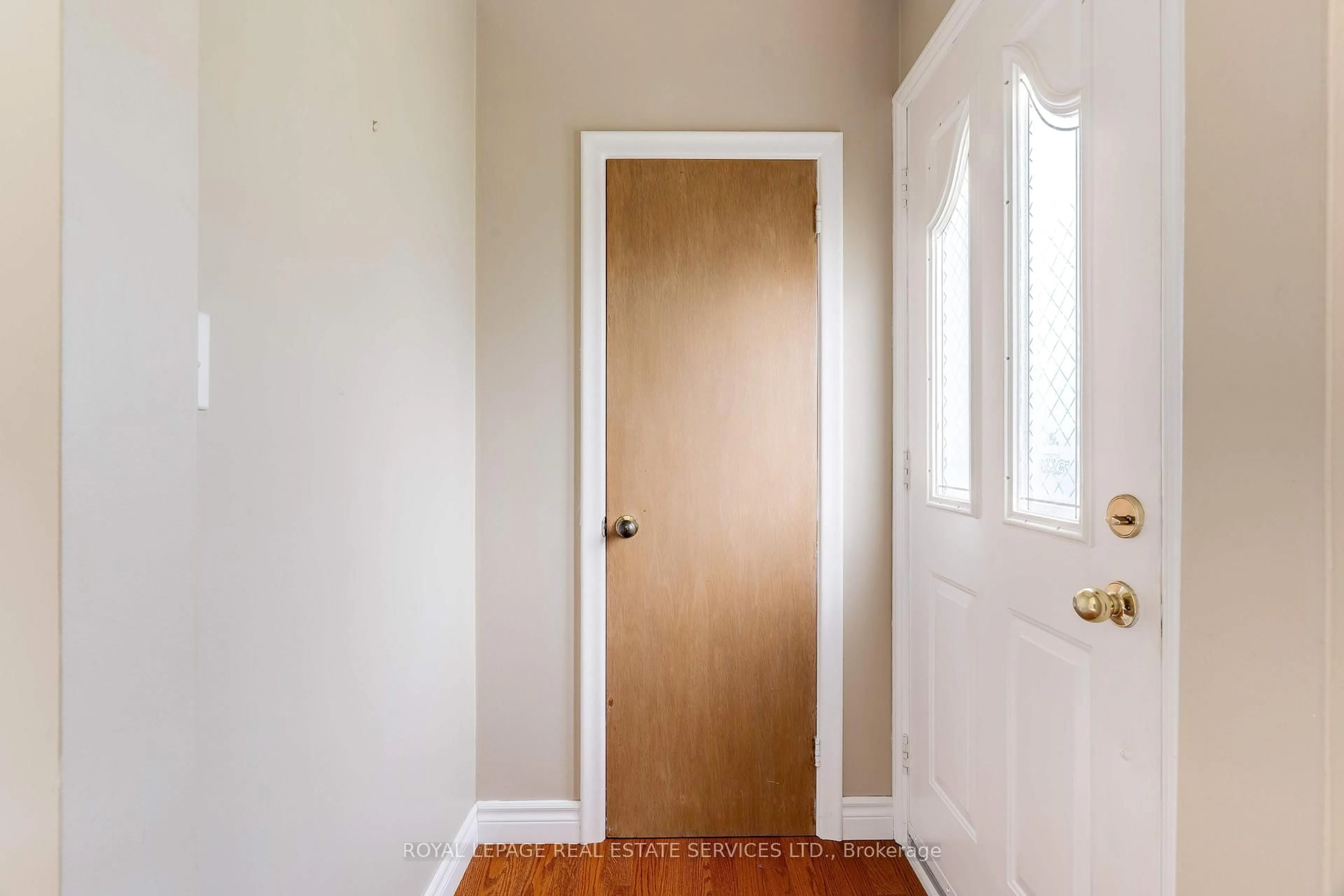 Indoor entryway for 558 Wolsey Cres, Oakville Ontario L6L 4W4